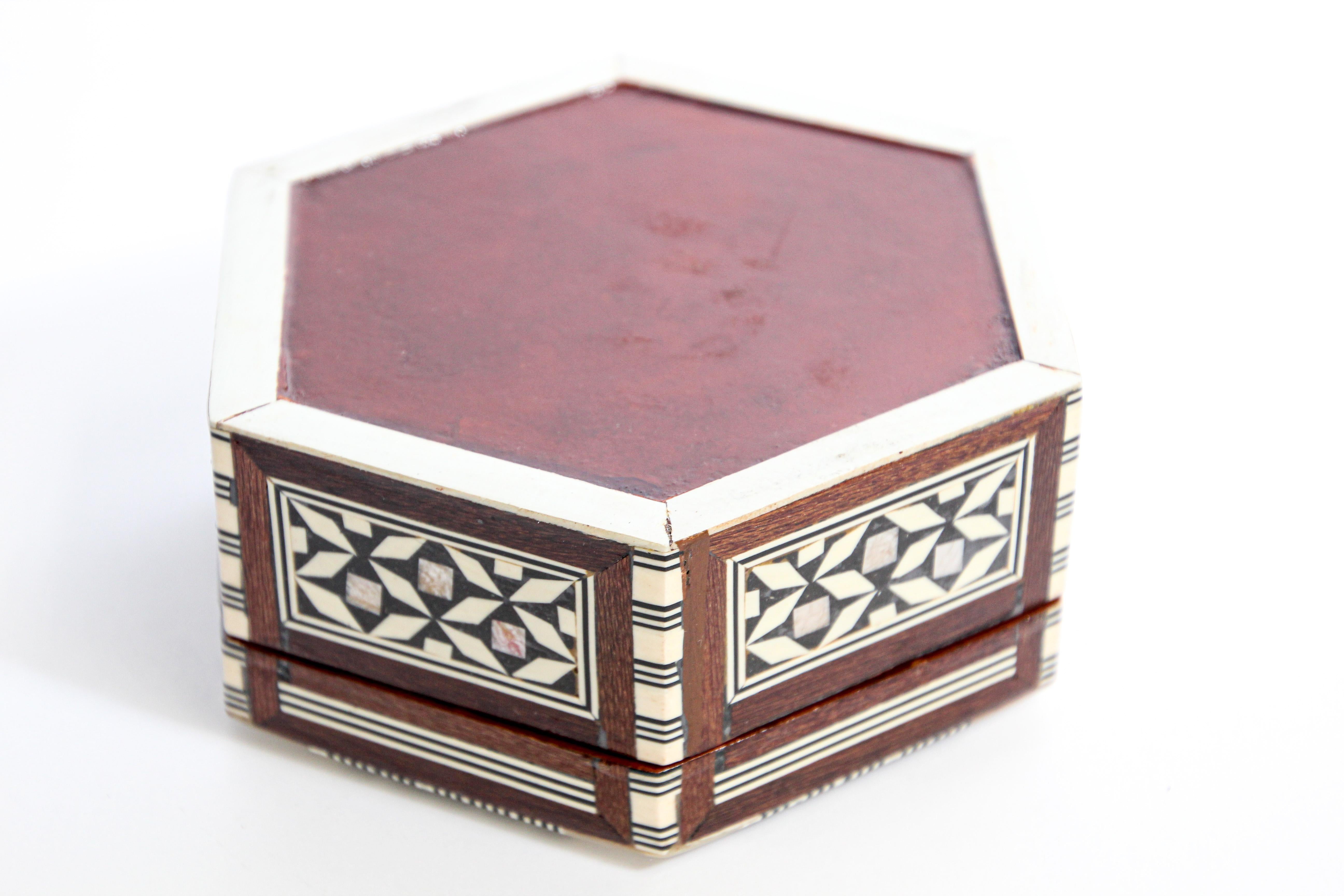 Moorish Handcrafted Octagonal Box with White Mosaic Marquetry 1