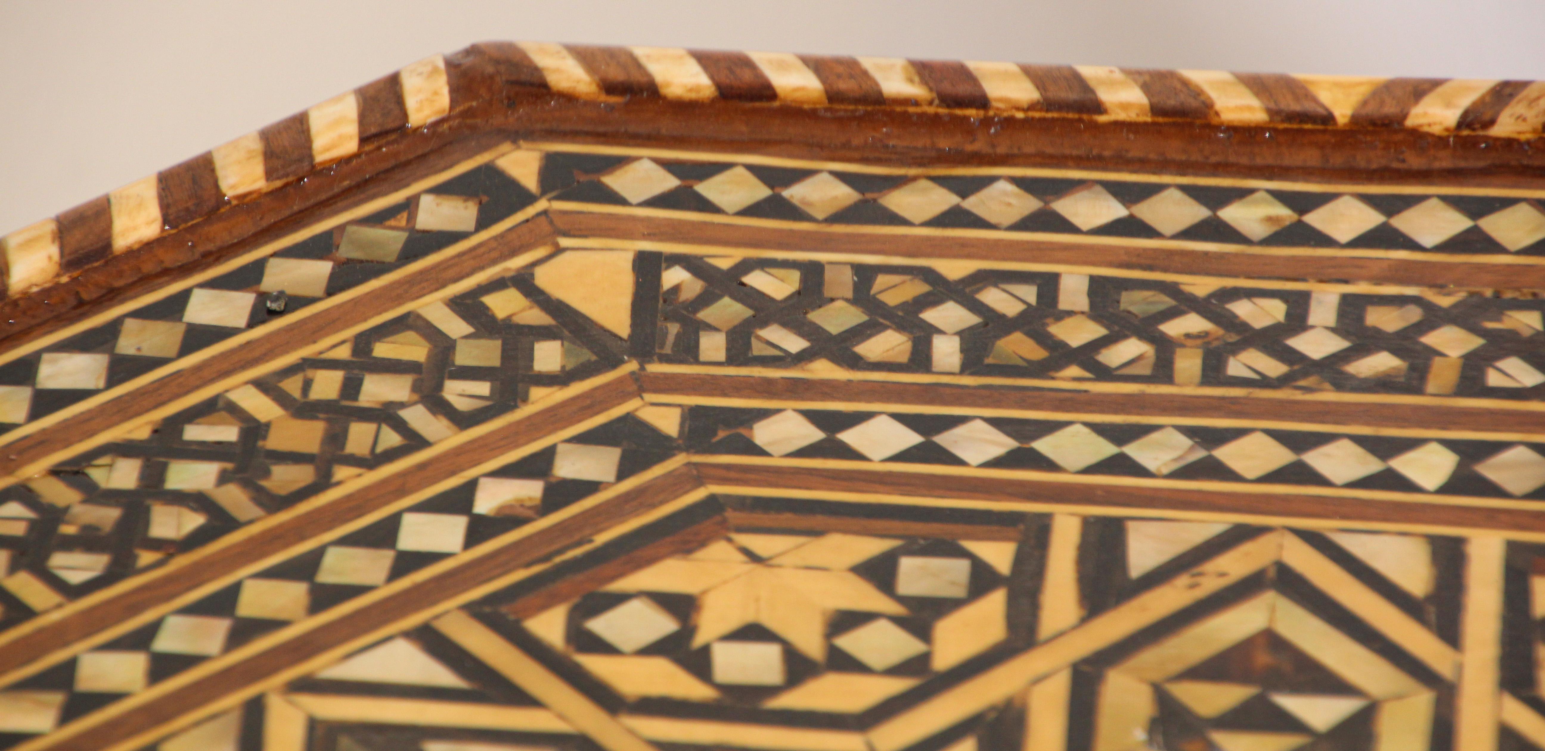 Guéridon octogonal mauresque fabriqué à la main avec marqueterie de mosaïque en vente 2