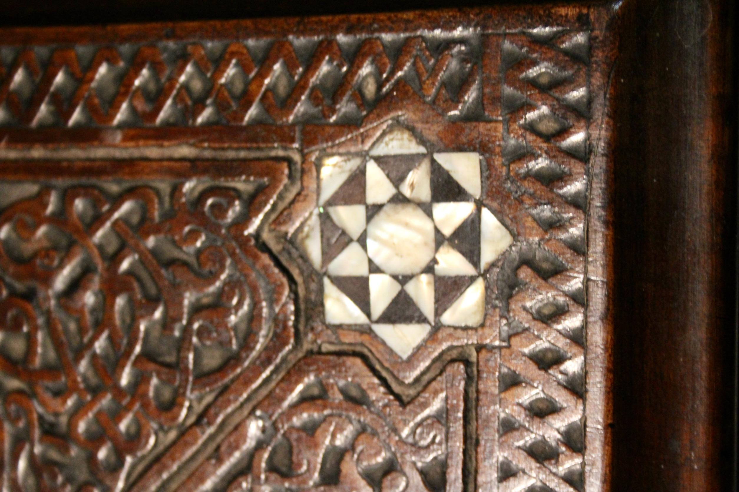 Mesa de pedestal octogonal artesanal morisca con incrustaciones de marquetería de mosaico en Bueno estado para la venta en grand Lancy, CH