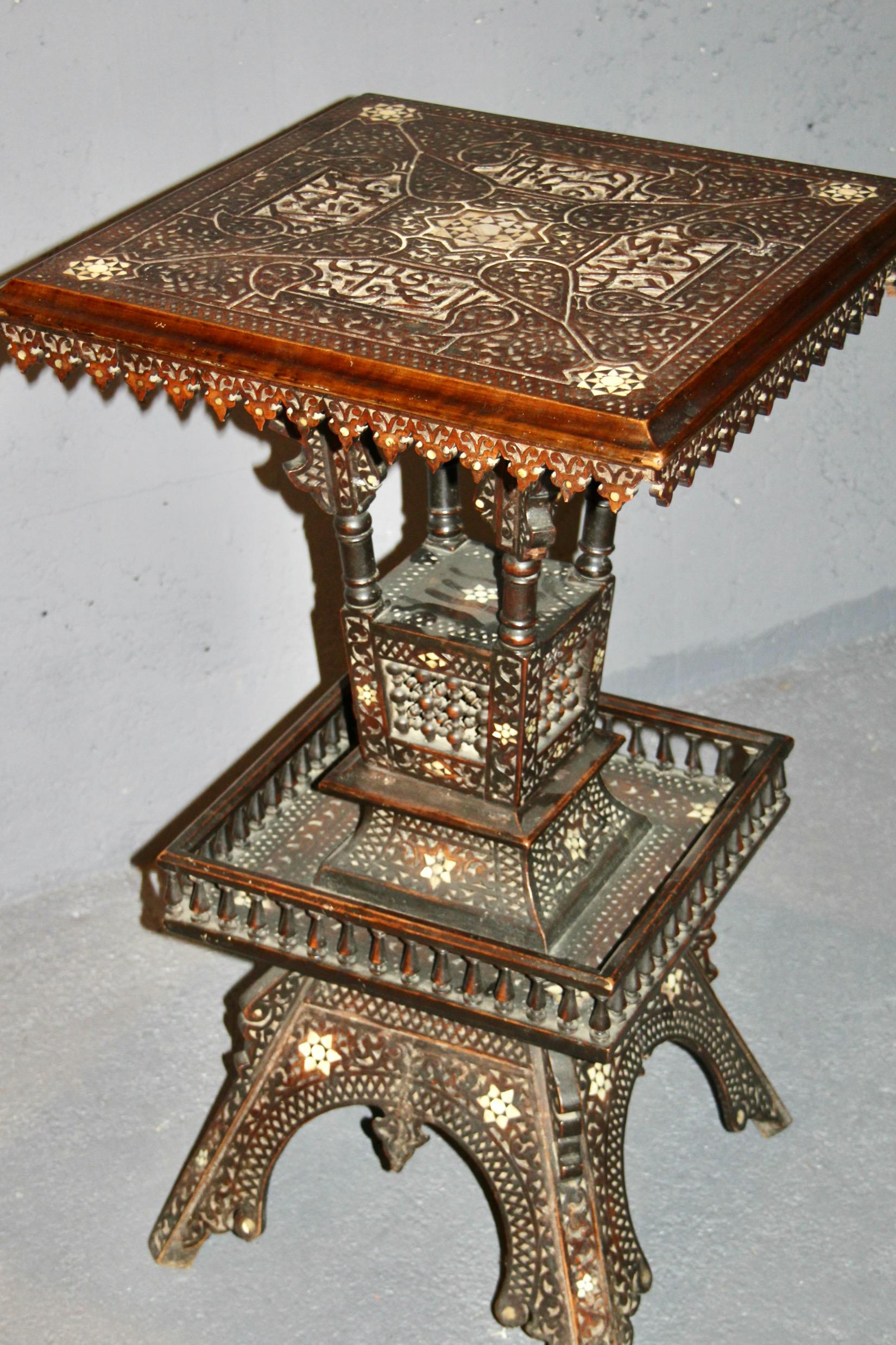 Mesa de pedestal octogonal artesanal morisca con incrustaciones de marquetería de mosaico Madera en venta
