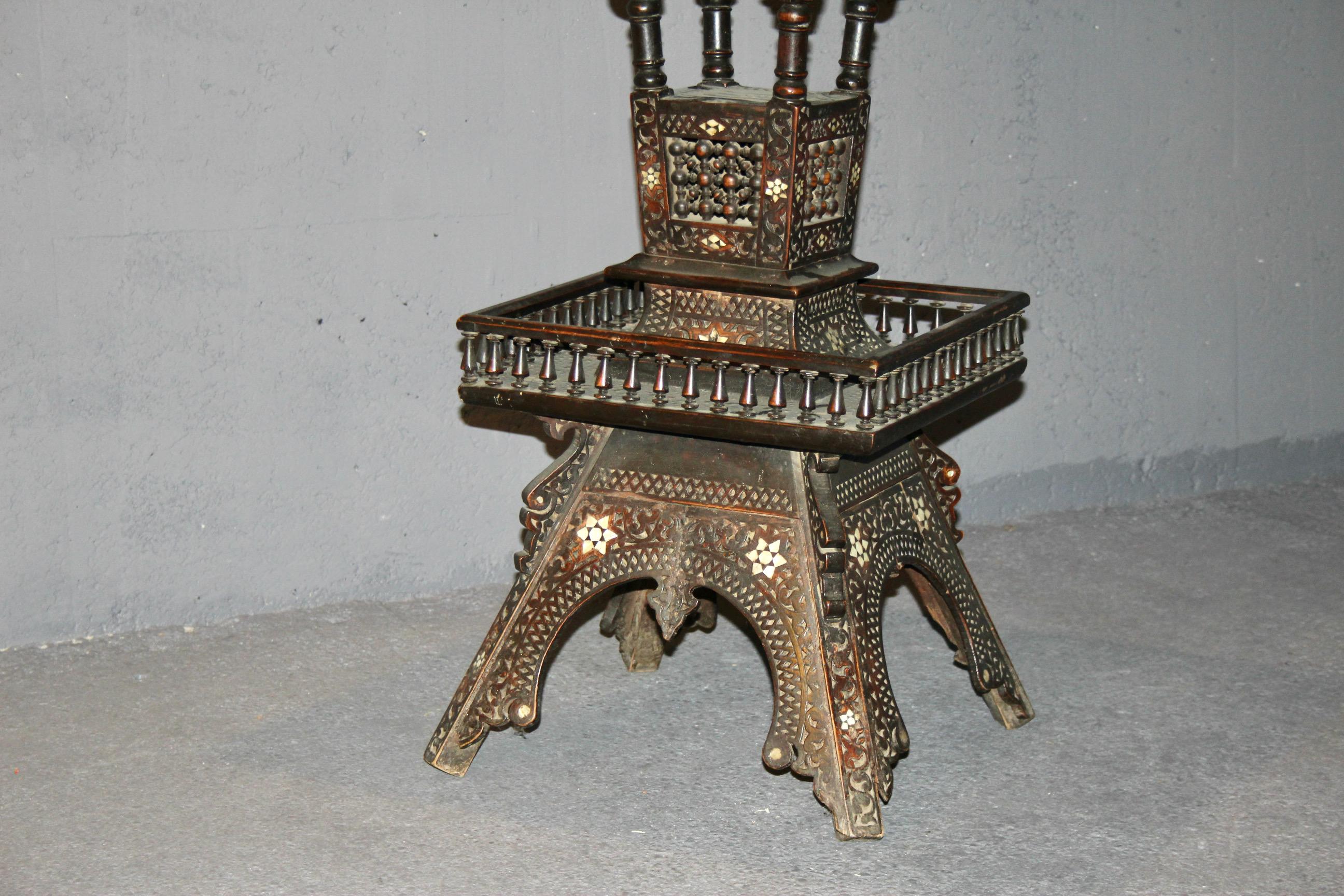 Mesa de pedestal octogonal artesanal morisca con incrustaciones de marquetería de mosaico en venta 1