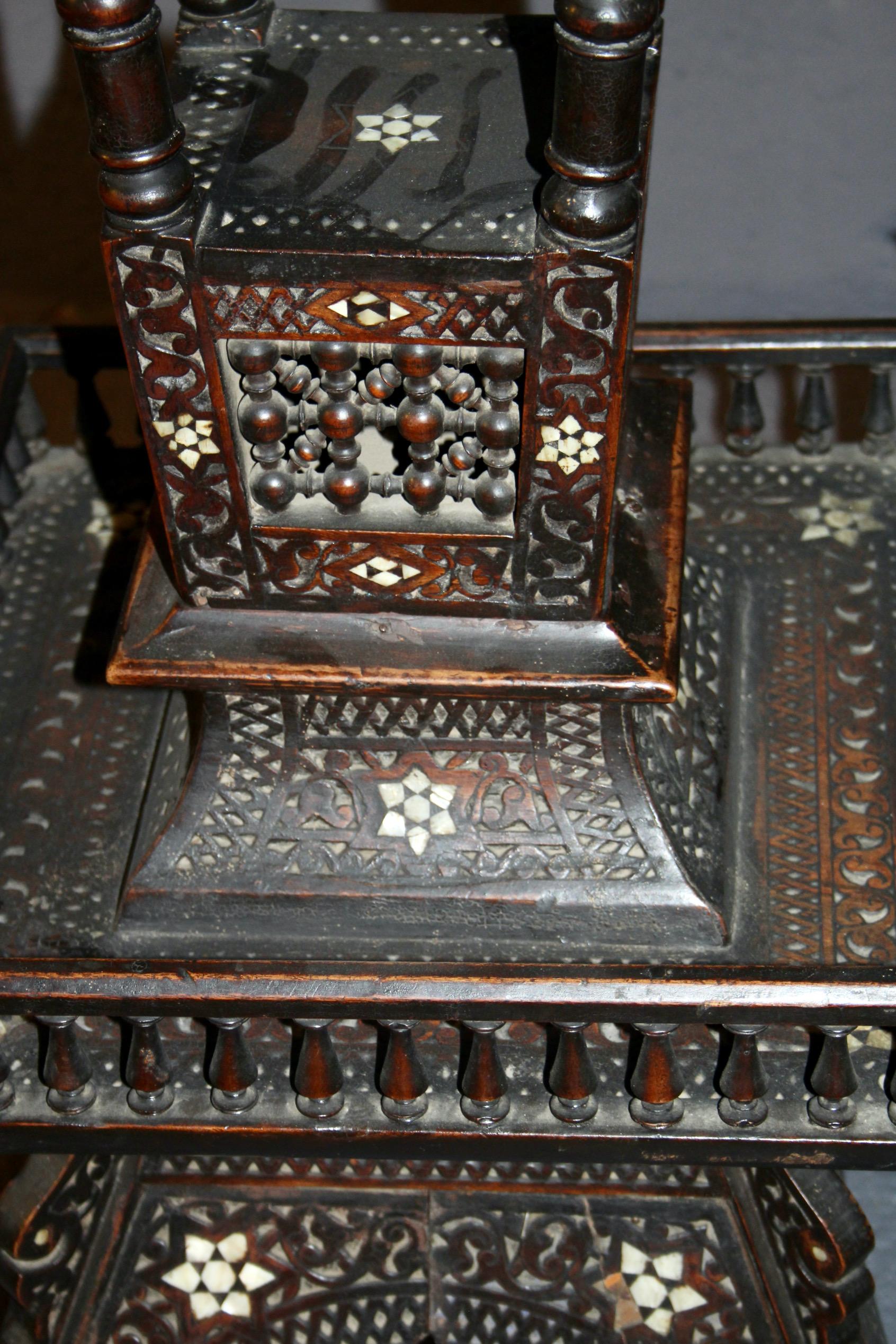Mesa de pedestal octogonal artesanal morisca con incrustaciones de marquetería de mosaico en venta 2