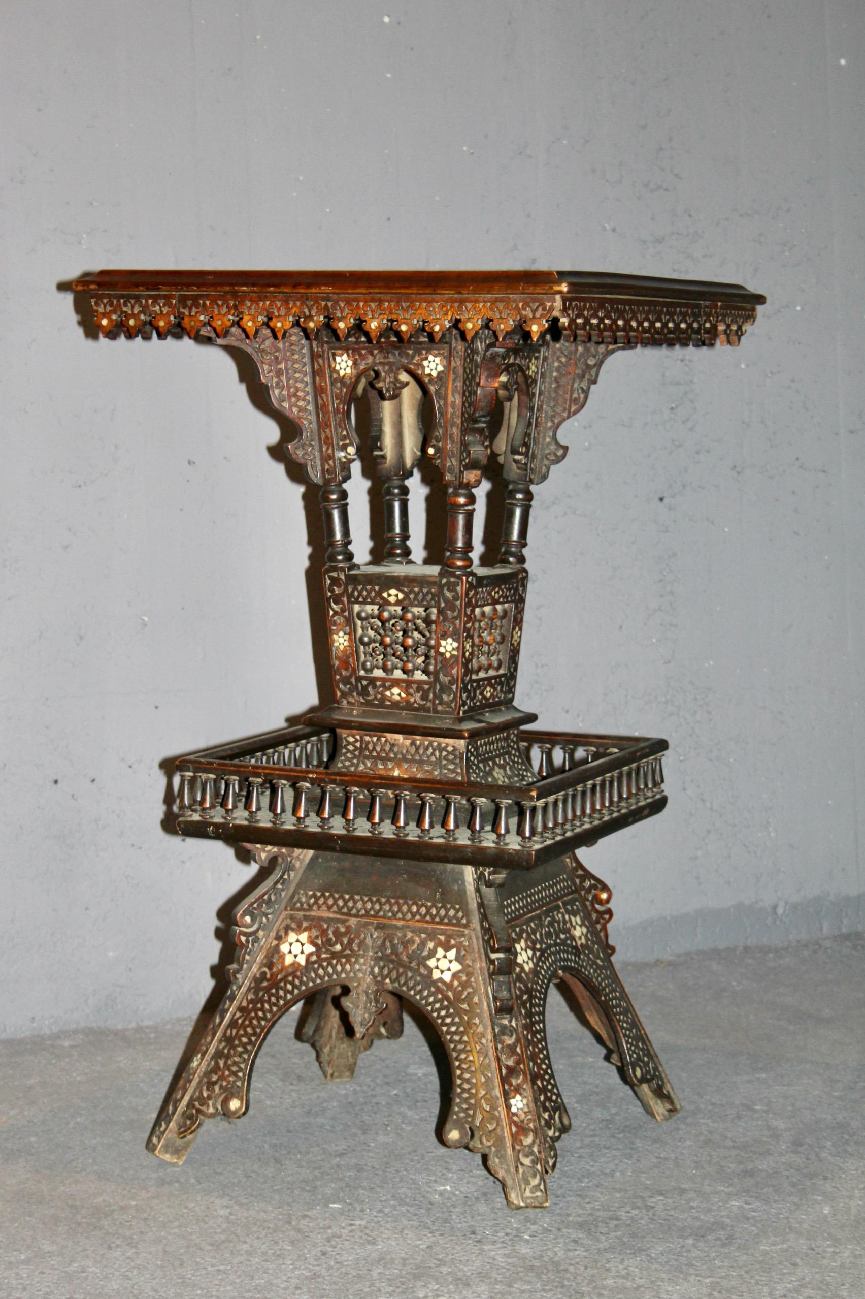 Mesa de pedestal octogonal artesanal morisca con incrustaciones de marquetería de mosaico en venta 3