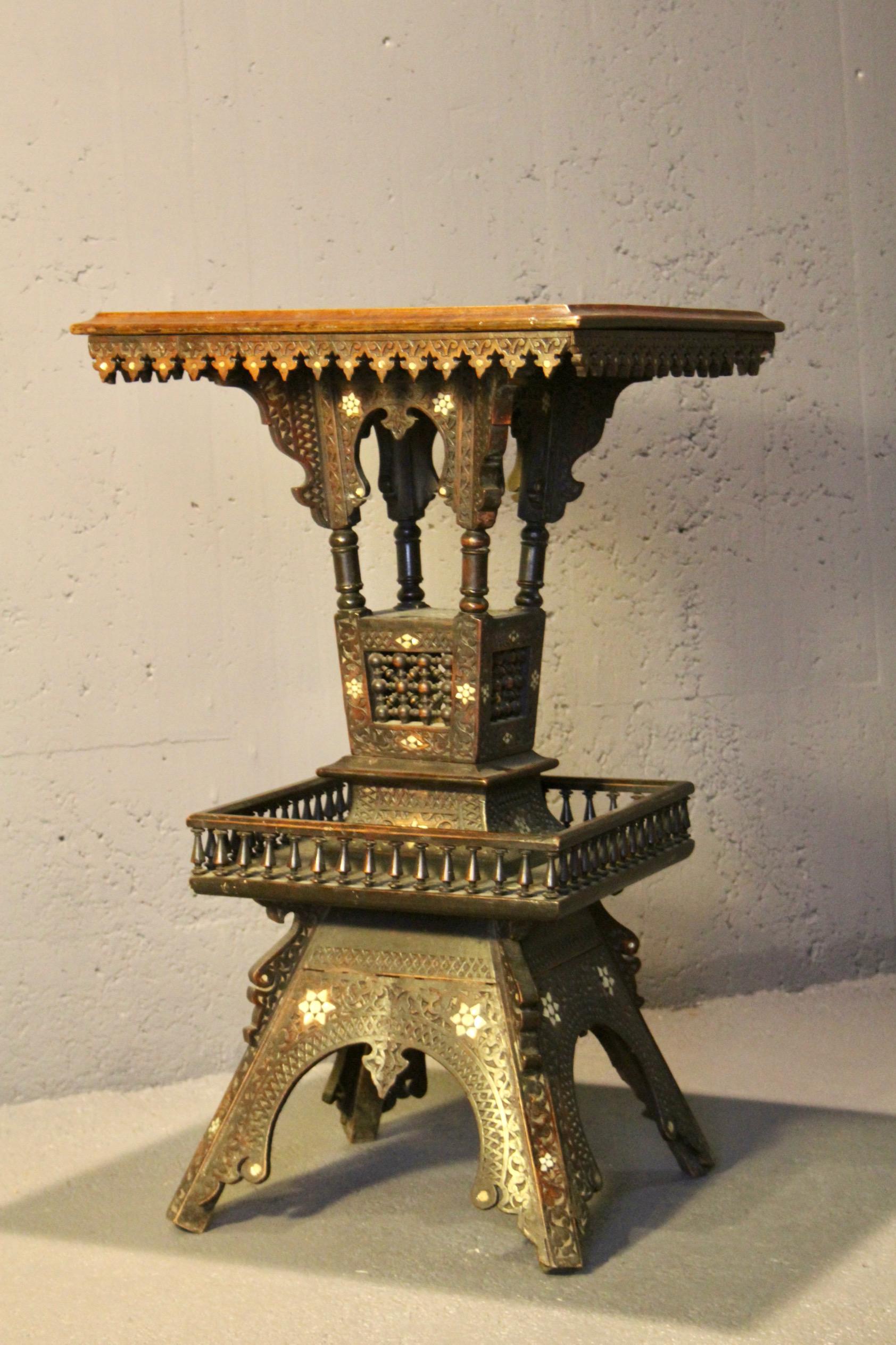 Mesa de pedestal octogonal artesanal morisca con incrustaciones de marquetería de mosaico en venta 4