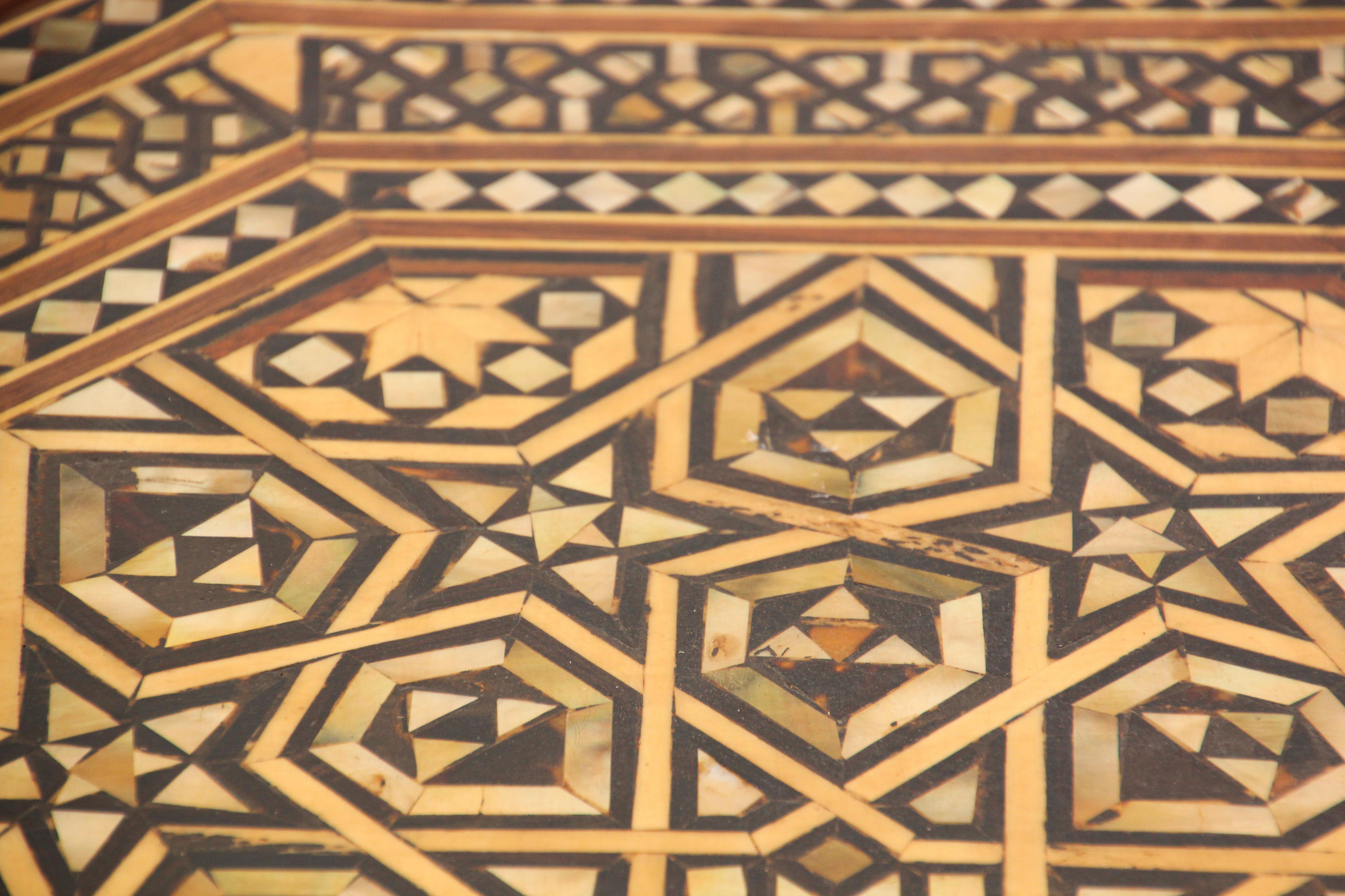 Guéridon octogonal mauresque fabriqué à la main avec marqueterie de mosaïque en vente 1