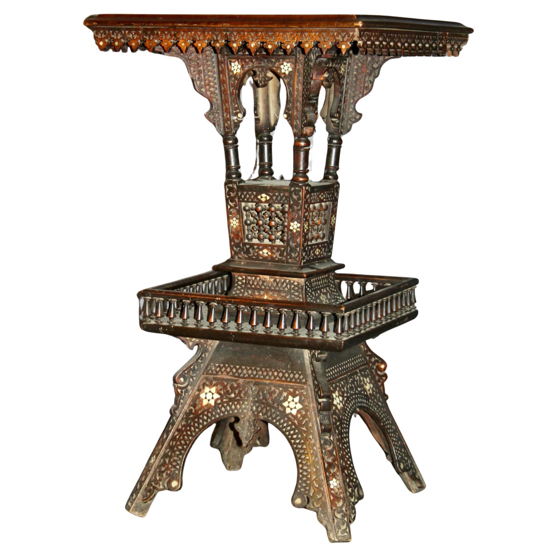 Mesa de pedestal octogonal artesanal morisca con incrustaciones de marquetería de mosaico en venta