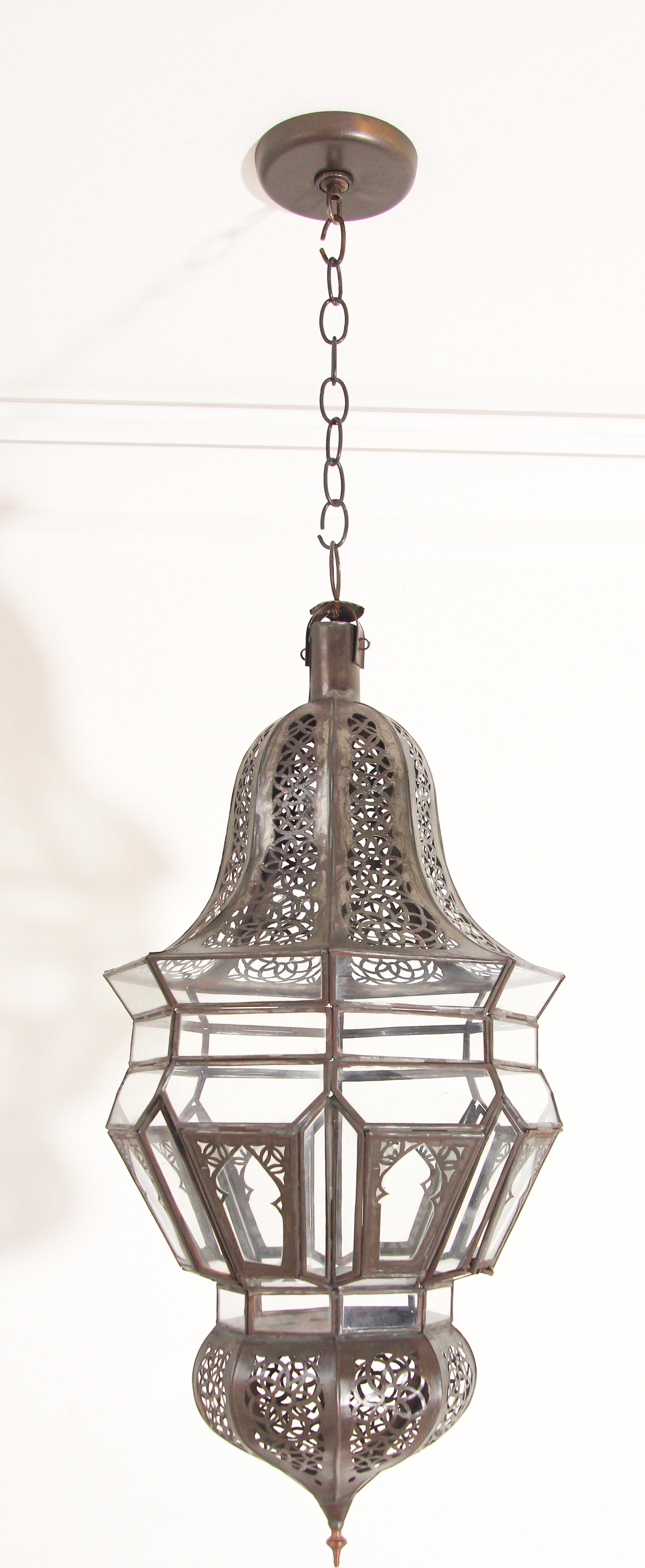 Lanterne Harem suspendue en verre clair mauresque marocain avec filigrane métallique complexe.
Lanterne marocaine en verre délicatement fabriquée à la main par des artisans au Maroc.
Finition en métal couleur bronze.
Il s'agit simplement d'un