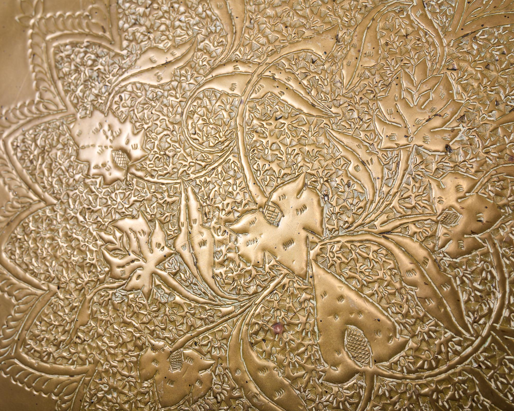 Vassoio moresco indo-persiano Mughal in ottone inciso a piecere in vendita 2
