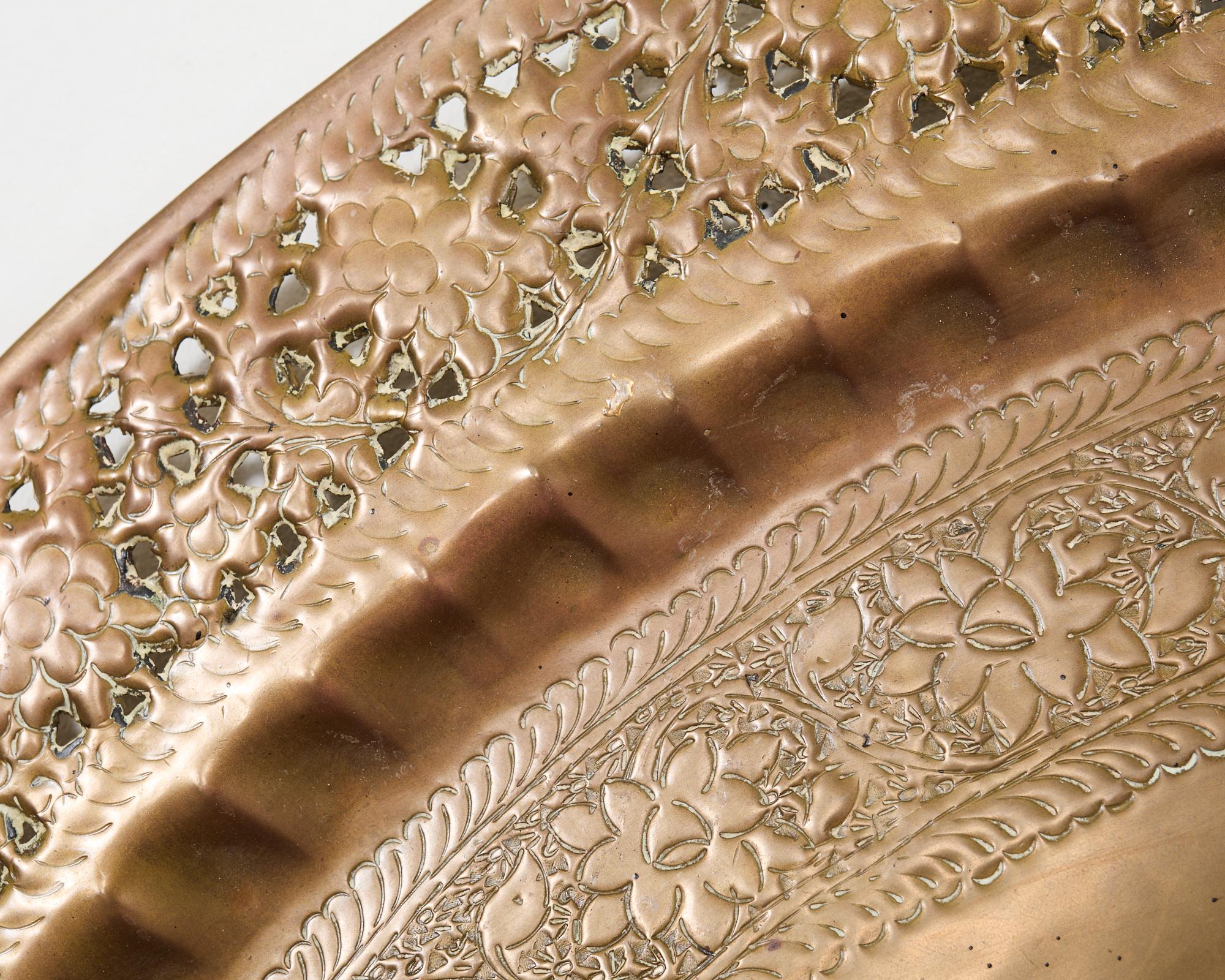 Vassoio moresco indo-persiano Mughal in ottone inciso a piecere in vendita 3