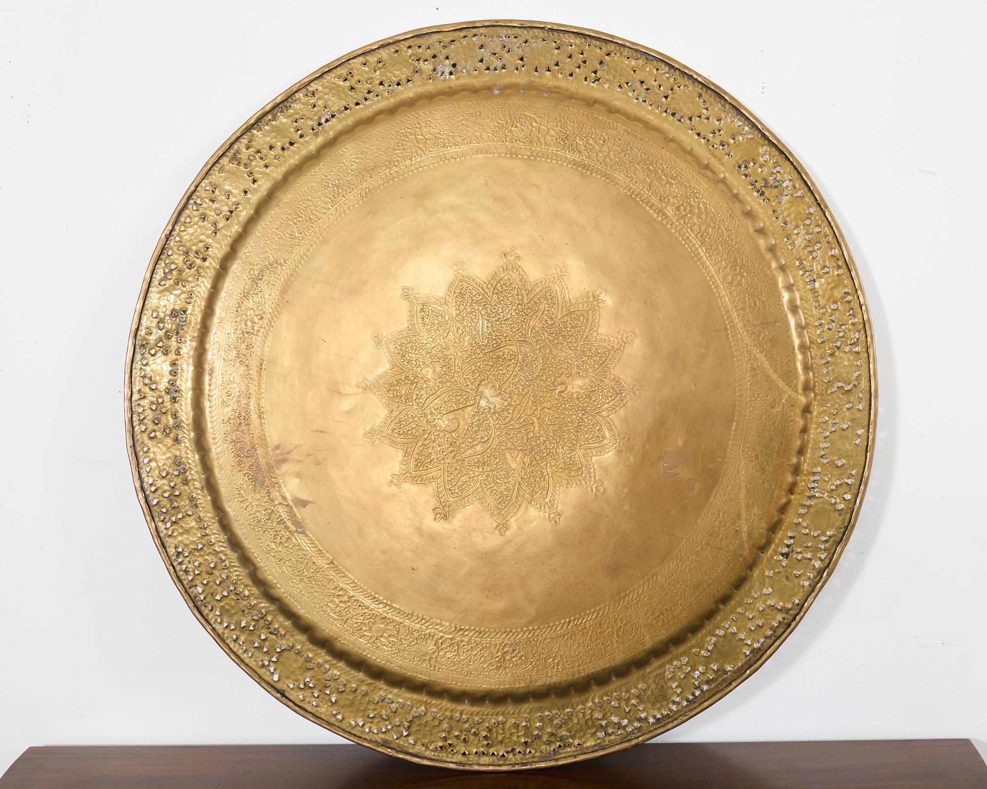 Vassoio moresco indo-persiano Mughal in ottone inciso a piecere in vendita 5