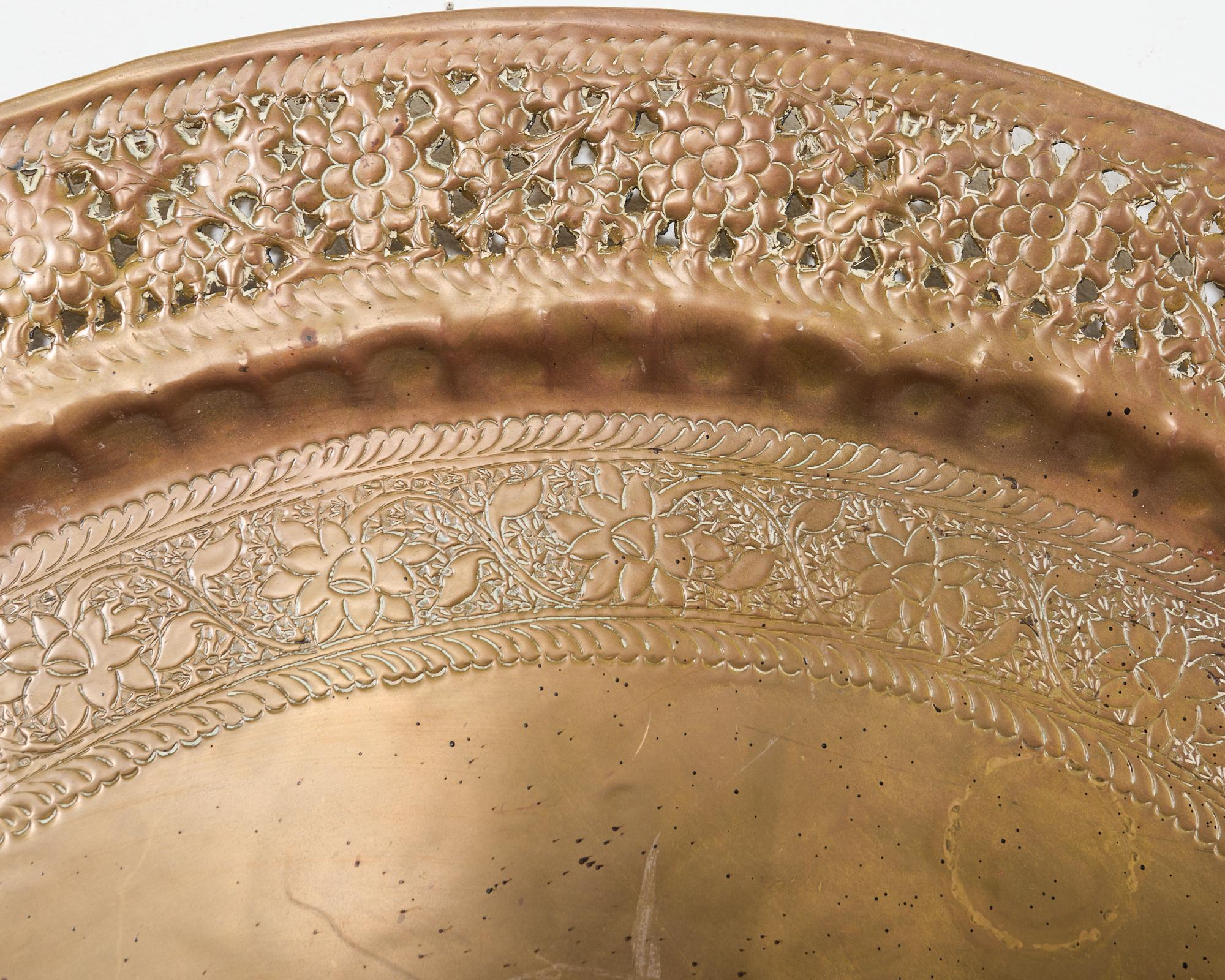 Patinato Vassoio moresco indo-persiano Mughal in ottone inciso a piecere in vendita