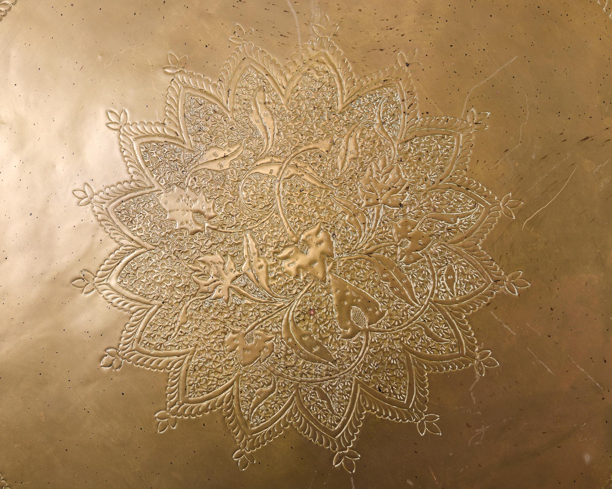 XX secolo Vassoio moresco indo-persiano Mughal in ottone inciso a piecere in vendita