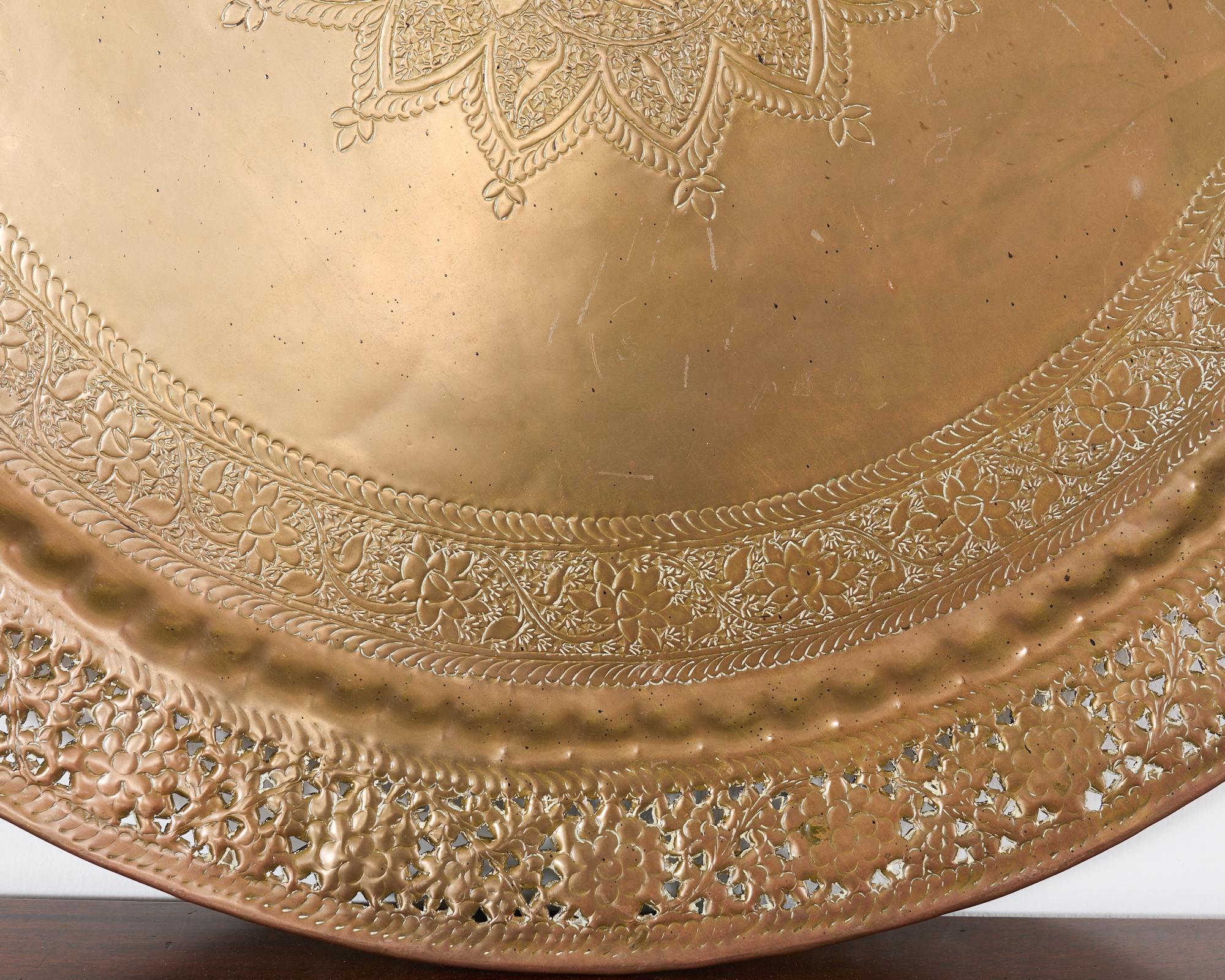 Vassoio moresco indo-persiano Mughal in ottone inciso a piecere in vendita 1