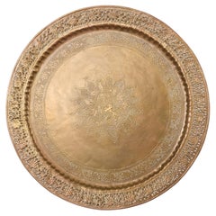 Vassoio moresco indo-persiano Mughal in ottone inciso a piecere