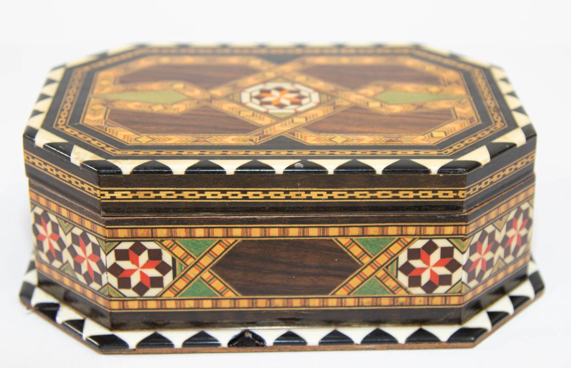 Moorish Inlaid Marquetry Jewelry Box Spain In Good Condition For Sale In North Hollywood, CA