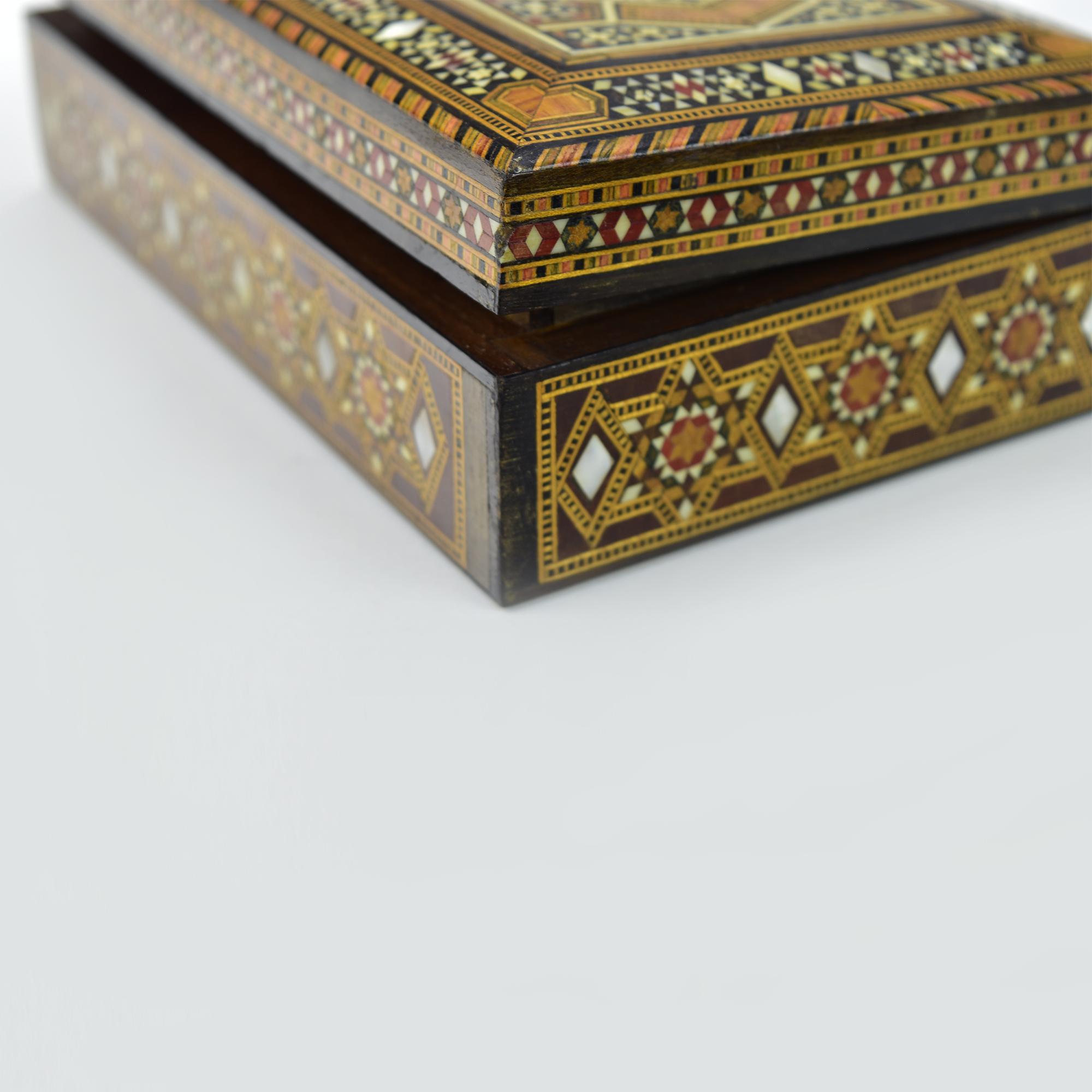 Boîte à bijoux mauresquetée en marqueterie avec motifs géométriques et floraux en vente 2