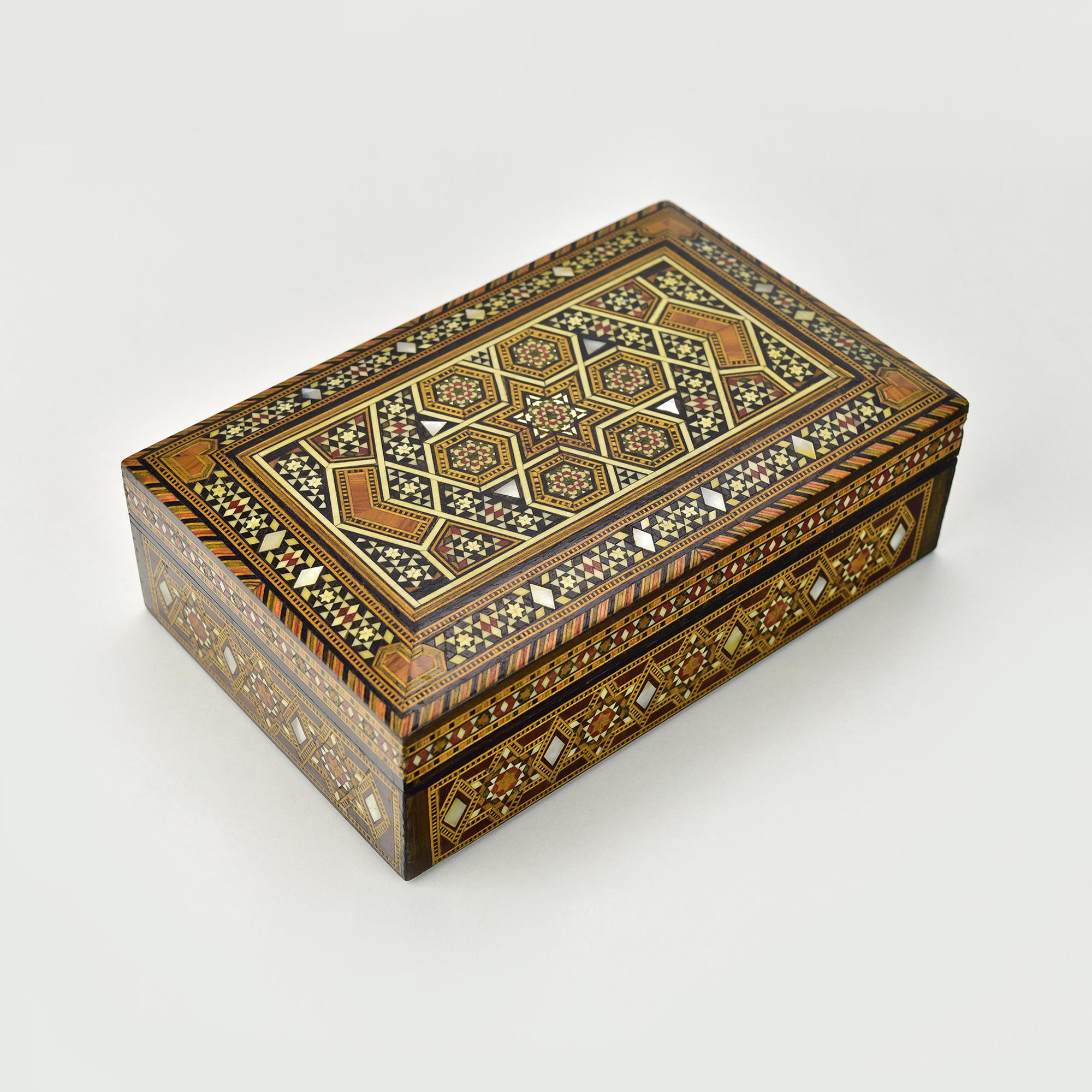 Mauresque Boîte à bijoux mauresquetée en marqueterie avec motifs géométriques et floraux en vente