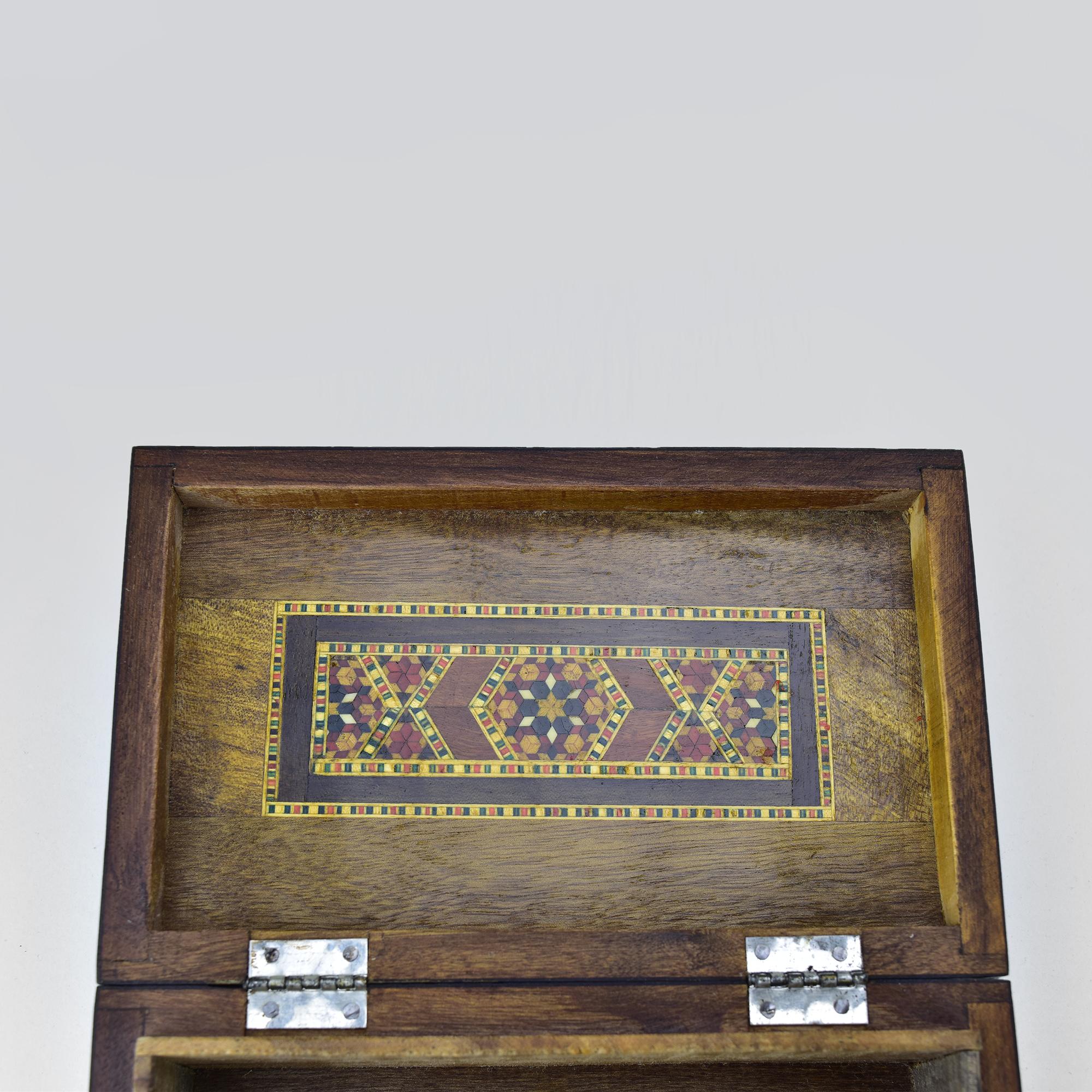 Sculpté à la main Boîte à bijoux mauresquetée en marqueterie avec motifs géométriques et floraux en vente