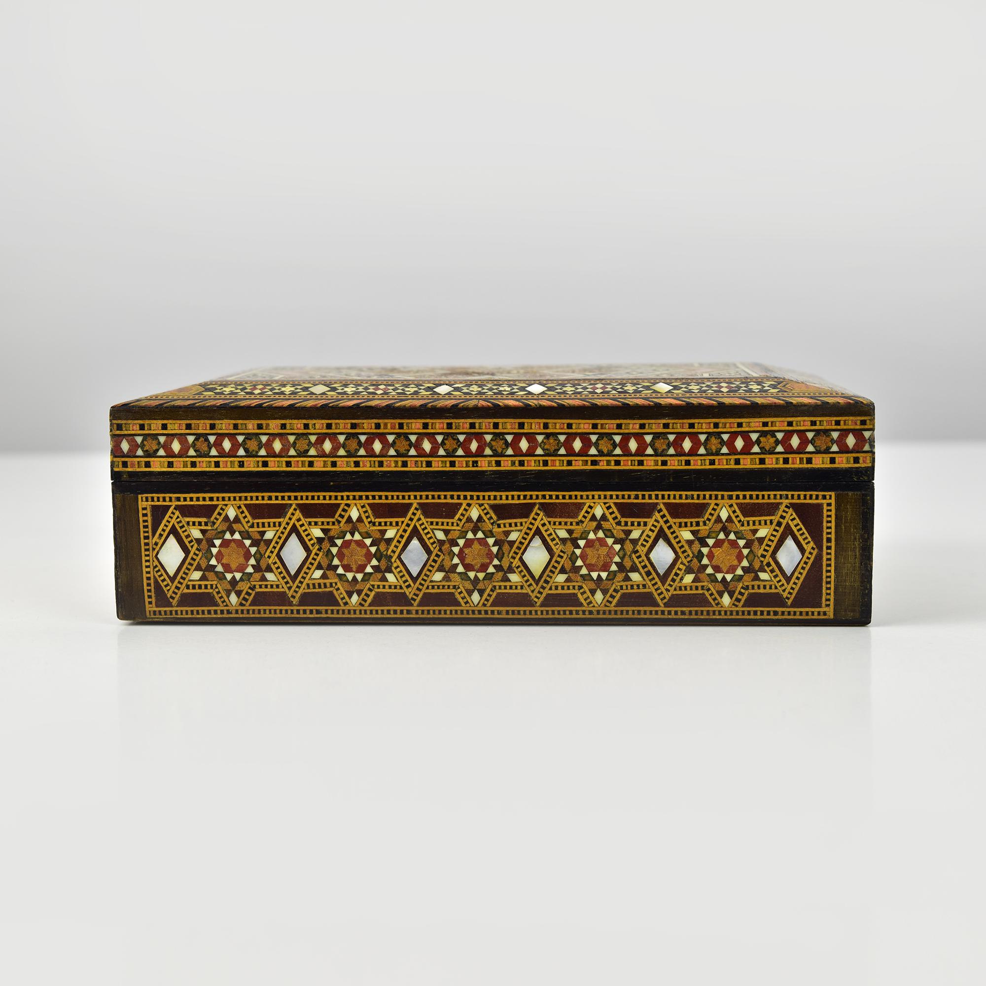 Boîte à bijoux mauresquetée en marqueterie avec motifs géométriques et floraux Bon état - En vente à Bad Säckingen, DE