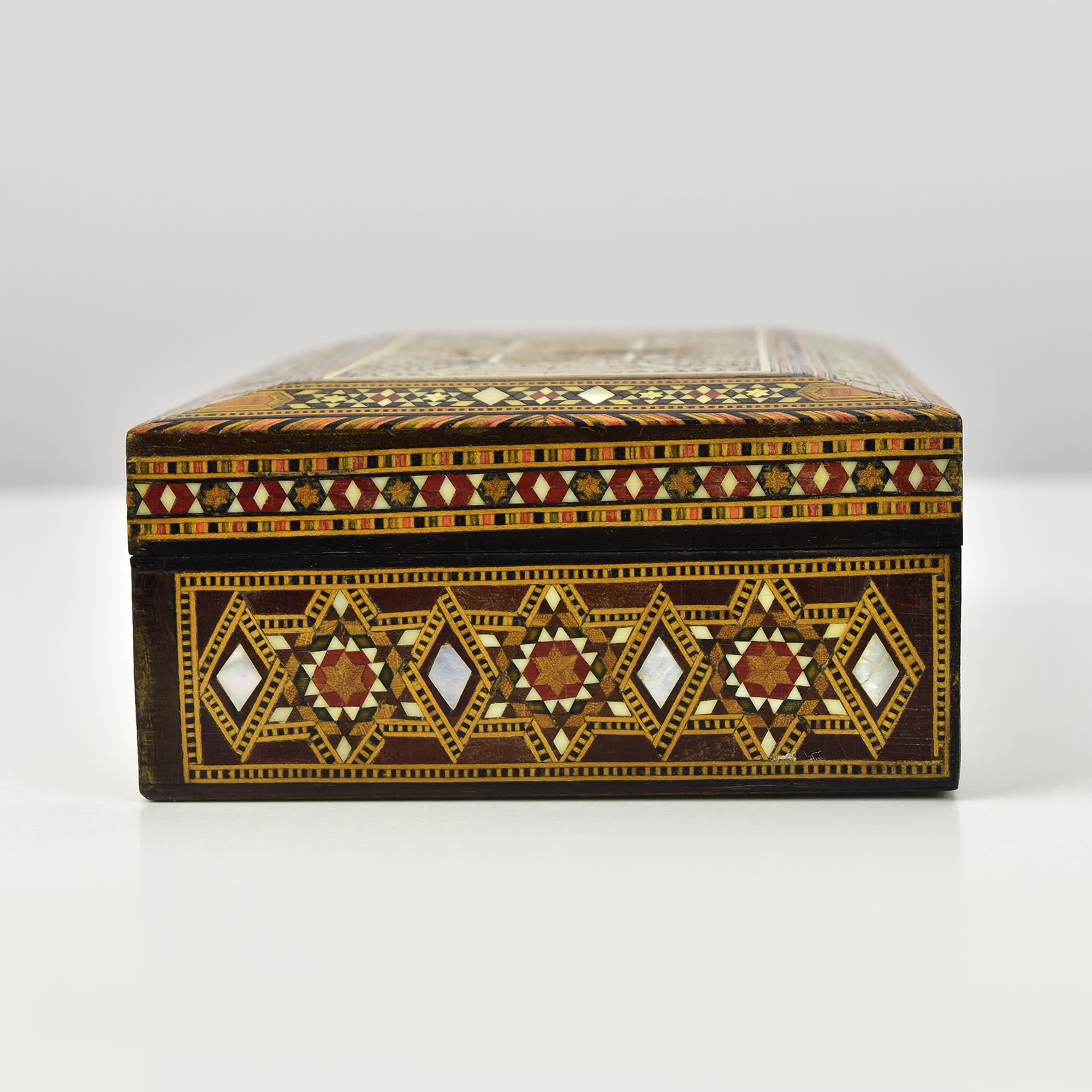 Milieu du XXe siècle Boîte à bijoux mauresquetée en marqueterie avec motifs géométriques et floraux en vente