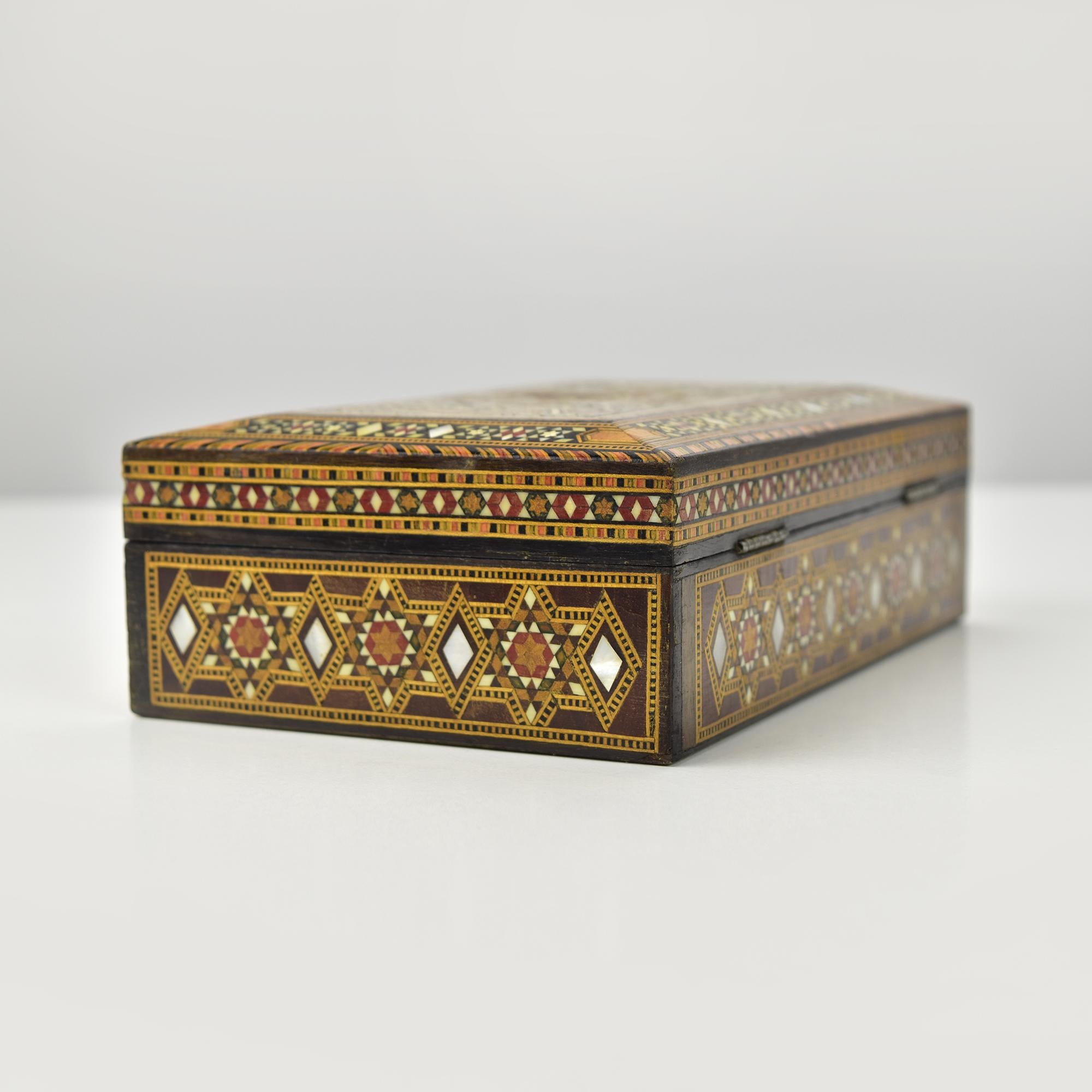Bois Boîte à bijoux mauresquetée en marqueterie avec motifs géométriques et floraux en vente