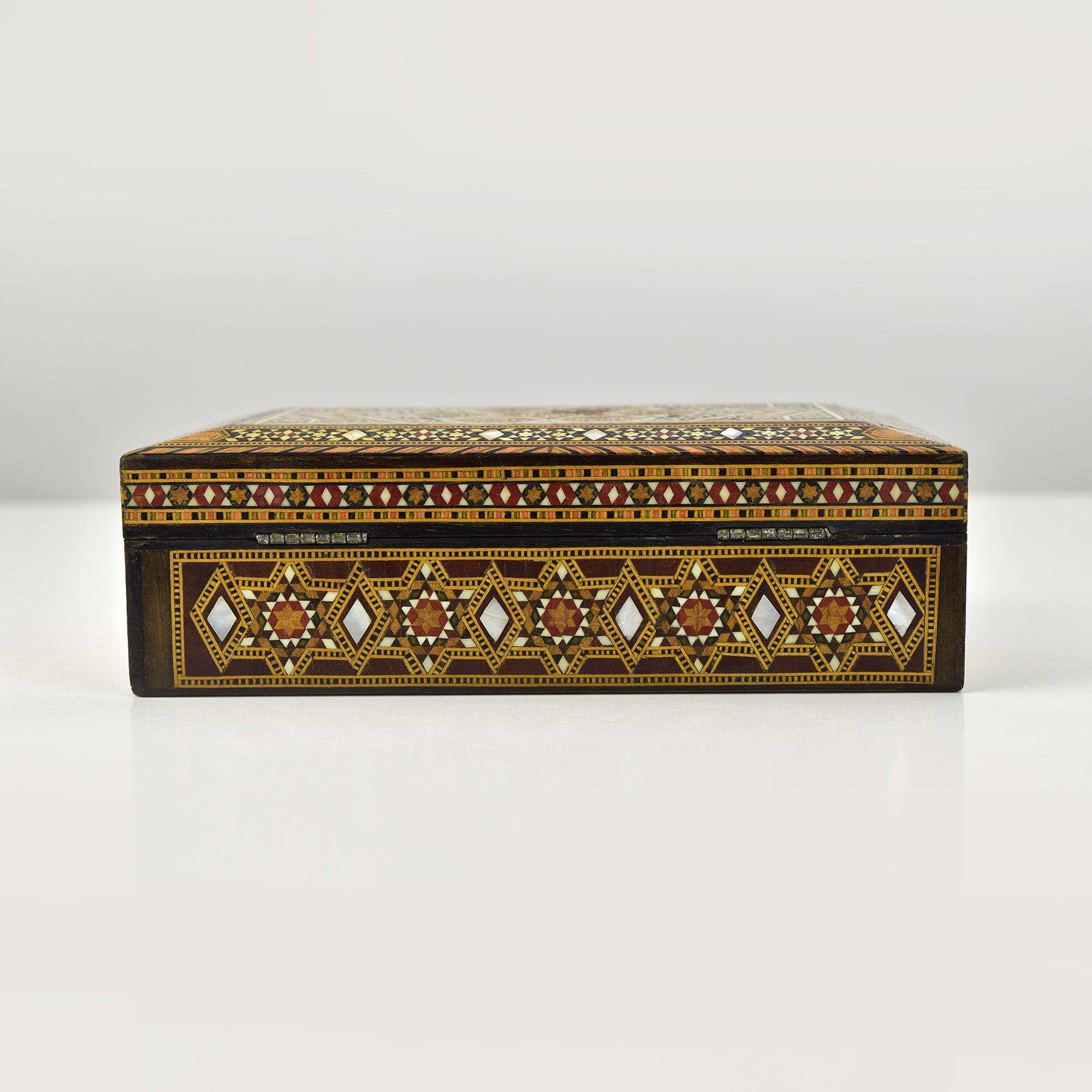 Boîte à bijoux mauresquetée en marqueterie avec motifs géométriques et floraux en vente 1