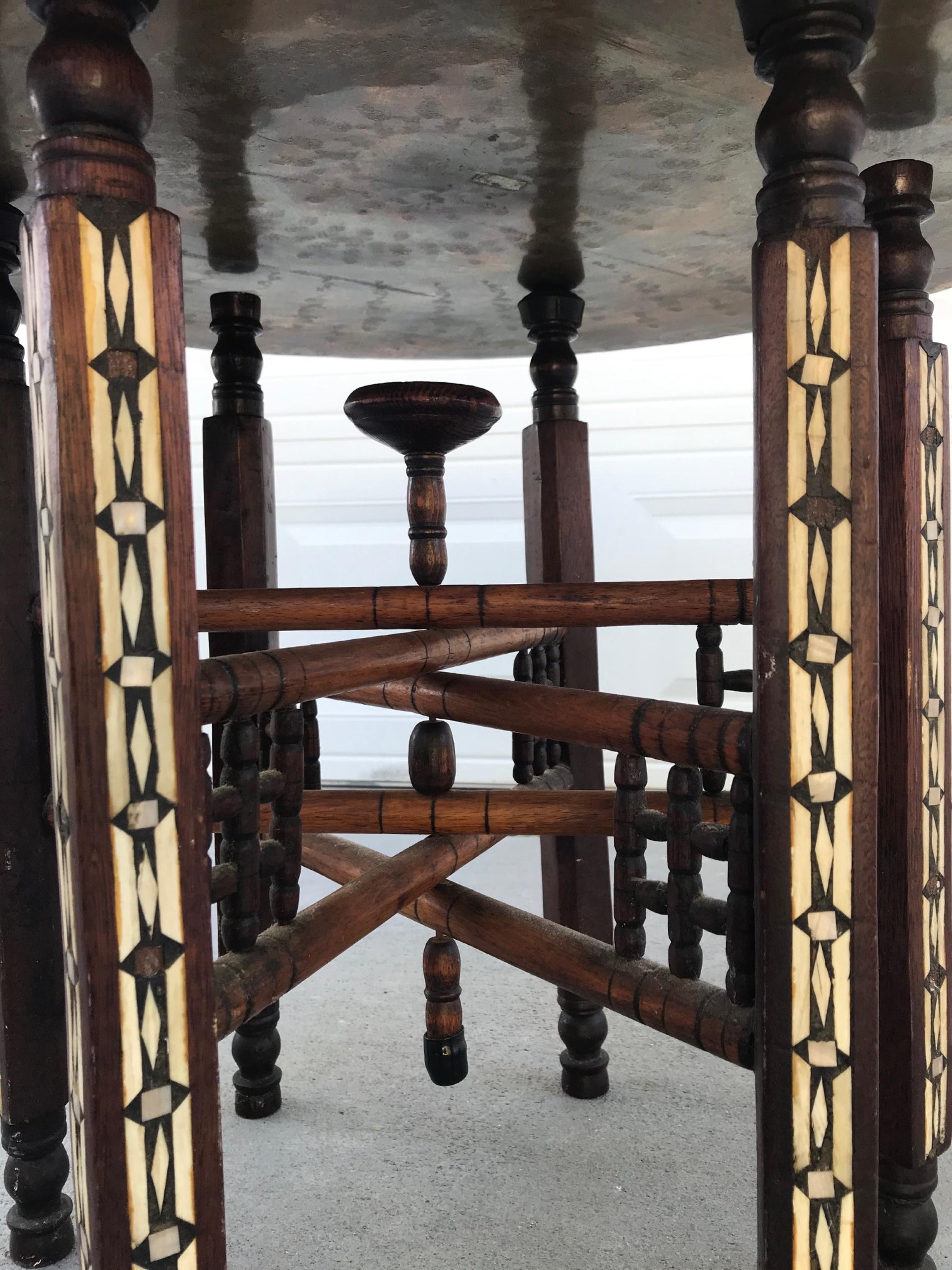 Mauresque Table d'appoint pliante à six pieds en laiton avec incrustation de nacre mauresque en vente