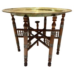 Klappbarer Beistelltisch mit maurischer Intarsienarbeit auf sechs Beinen und Messingplatte.