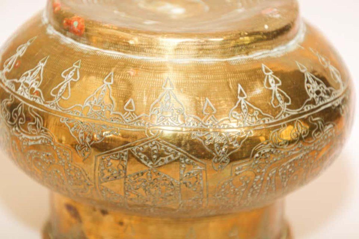 Antique Moorish brass Middle Eastern Islamic bowl finely and heavily hand-etched with brass repousse and decorated with Arabic inscriptions.
19th century Islamic hand-etched Moorish style brass bowl.
Engraved and hand-chased Arabic Islamic