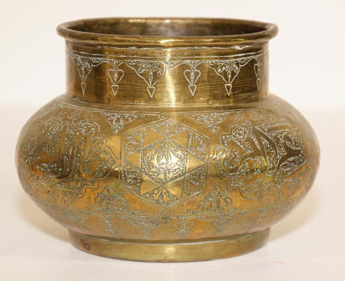 Antique Moorish Islamic Brass Bowl with Calligraphy Writing In Good Condition For Sale In North Hollywood, CA