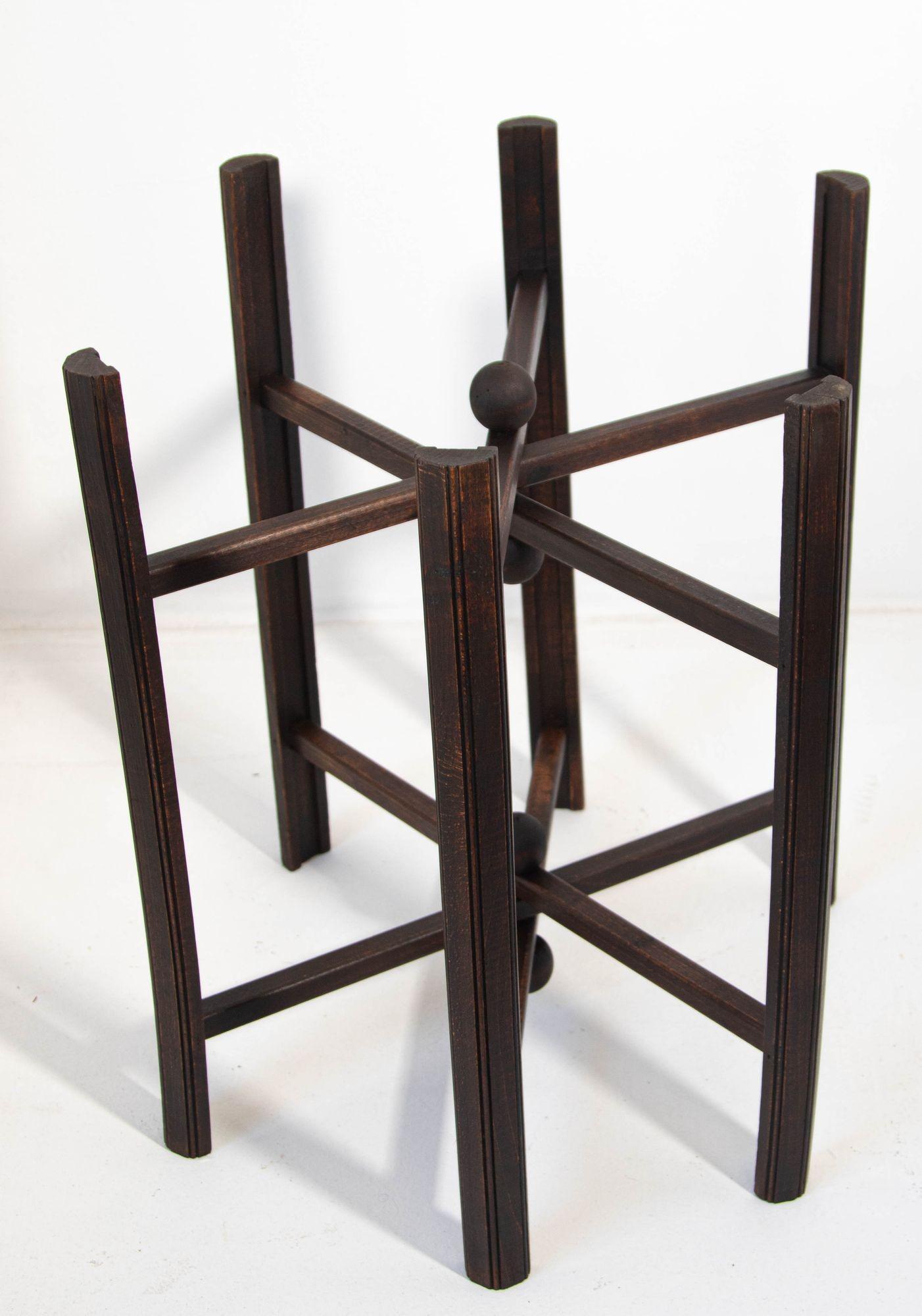 
Table plateau ancienne islamique mauresque Espagne en laiton repoussé sur pieds pliants en bois sculpté de teck.
Table d'appoint islamique mauresque en laiton Espagne circa 1920.
Le plateau en laiton estampé, de style Art déco, est décoré d'une