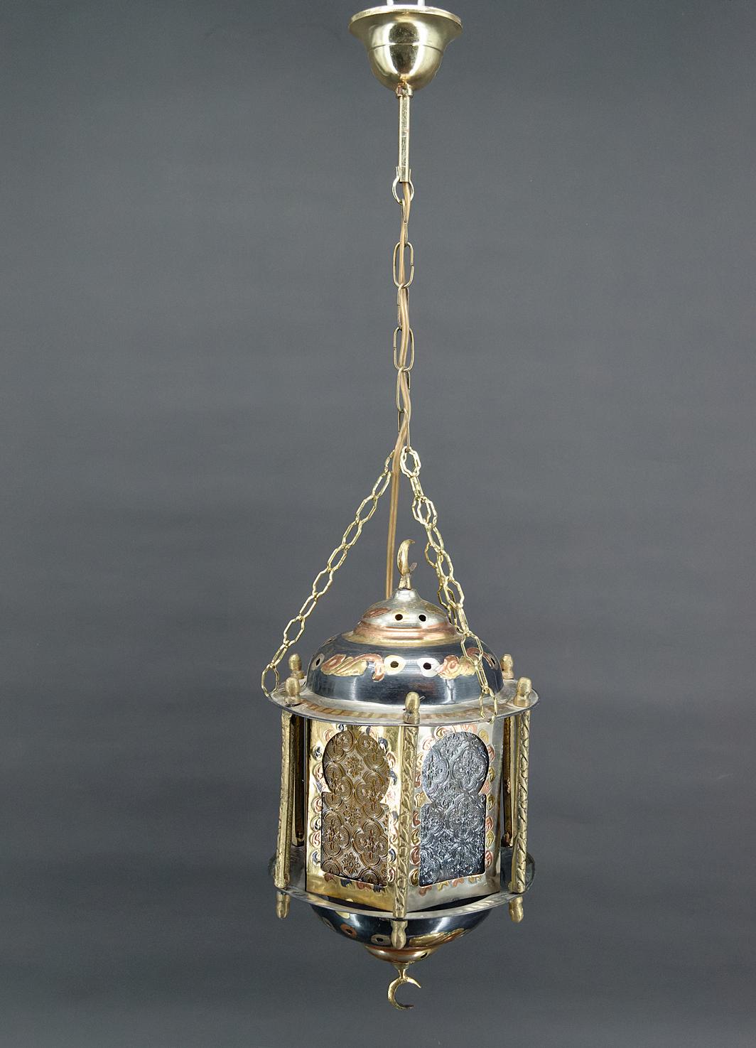 Moorish lantern in brass and colored glass.
Moorish / Islamic / Boho style.
North Africa, 20th century.

In good condition.

Dimensions:
height 86 cm
diameter 26 cm