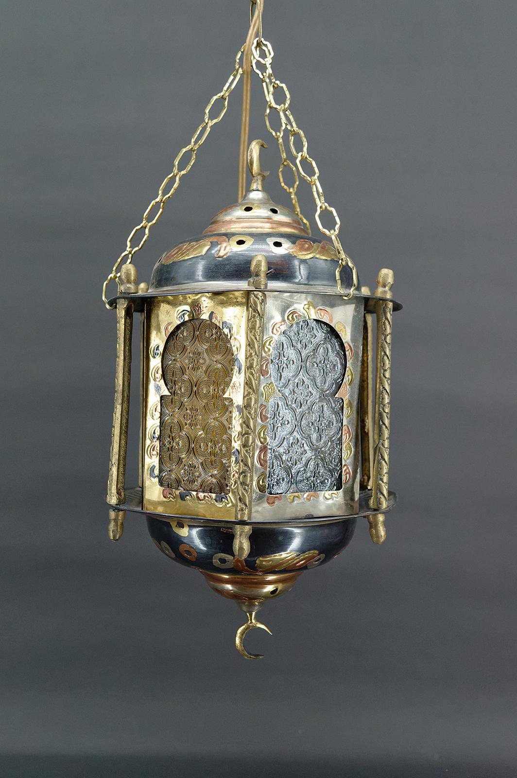 Moorish lantern in brass and colored glass, North Africa, 20th century In Good Condition For Sale In VÉZELAY, FR