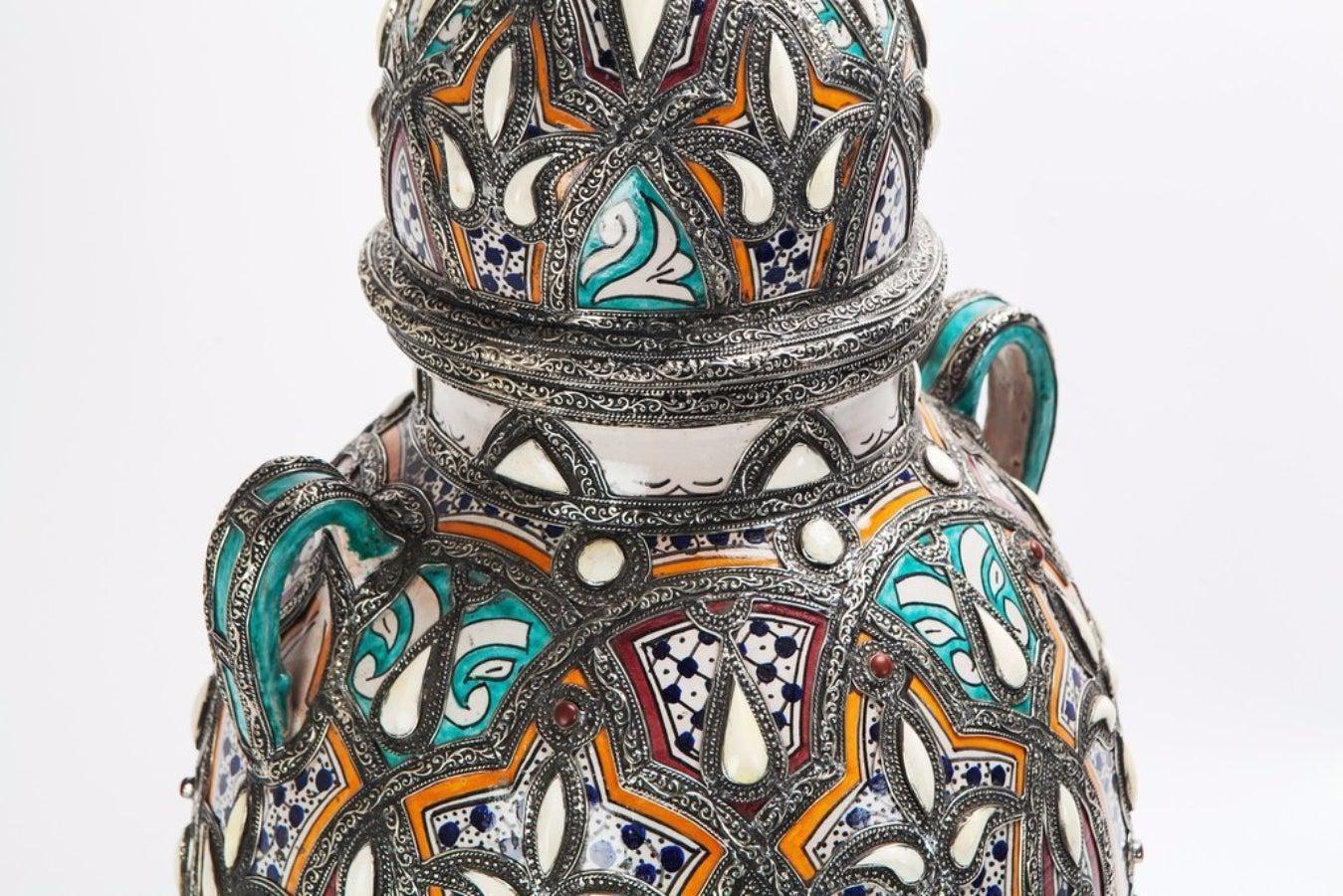 Marokkanische Palast-Keramikvase oder Urne mit Deckel und Messingintarsien, Paar (Maurisch) im Angebot