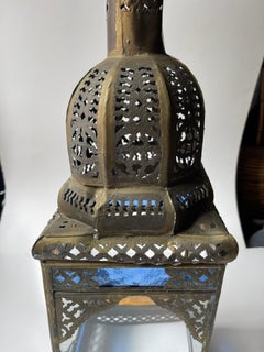 Maurische mexikanische Zinn und Messing Hanging Dome Laterne mit Glasmalerei Panels