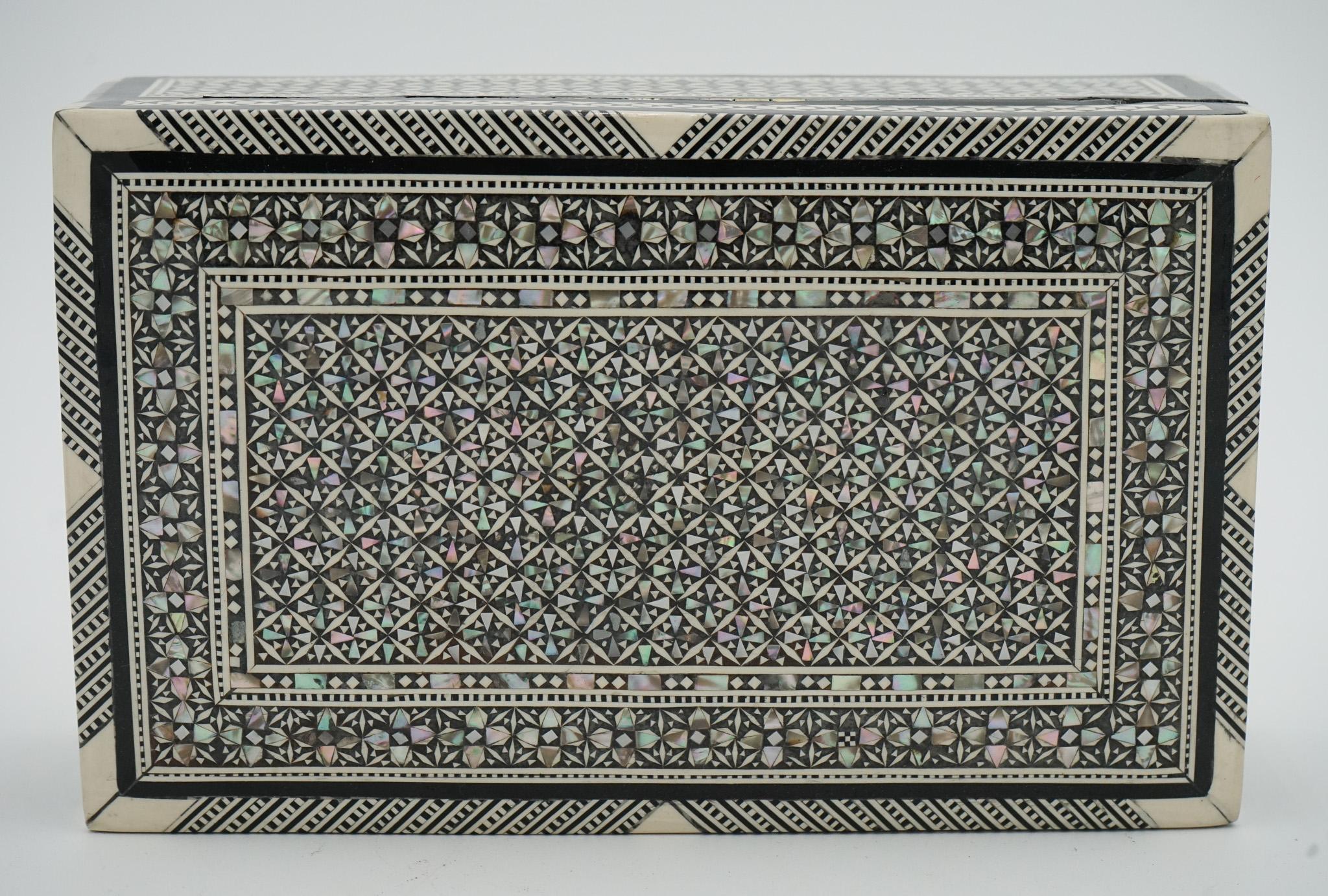 MOORISH MICRO MOSAIC INLAID MOTHER OF PEARL TRiNKET JEWELLERY STORAGE BOX For Sale 3
