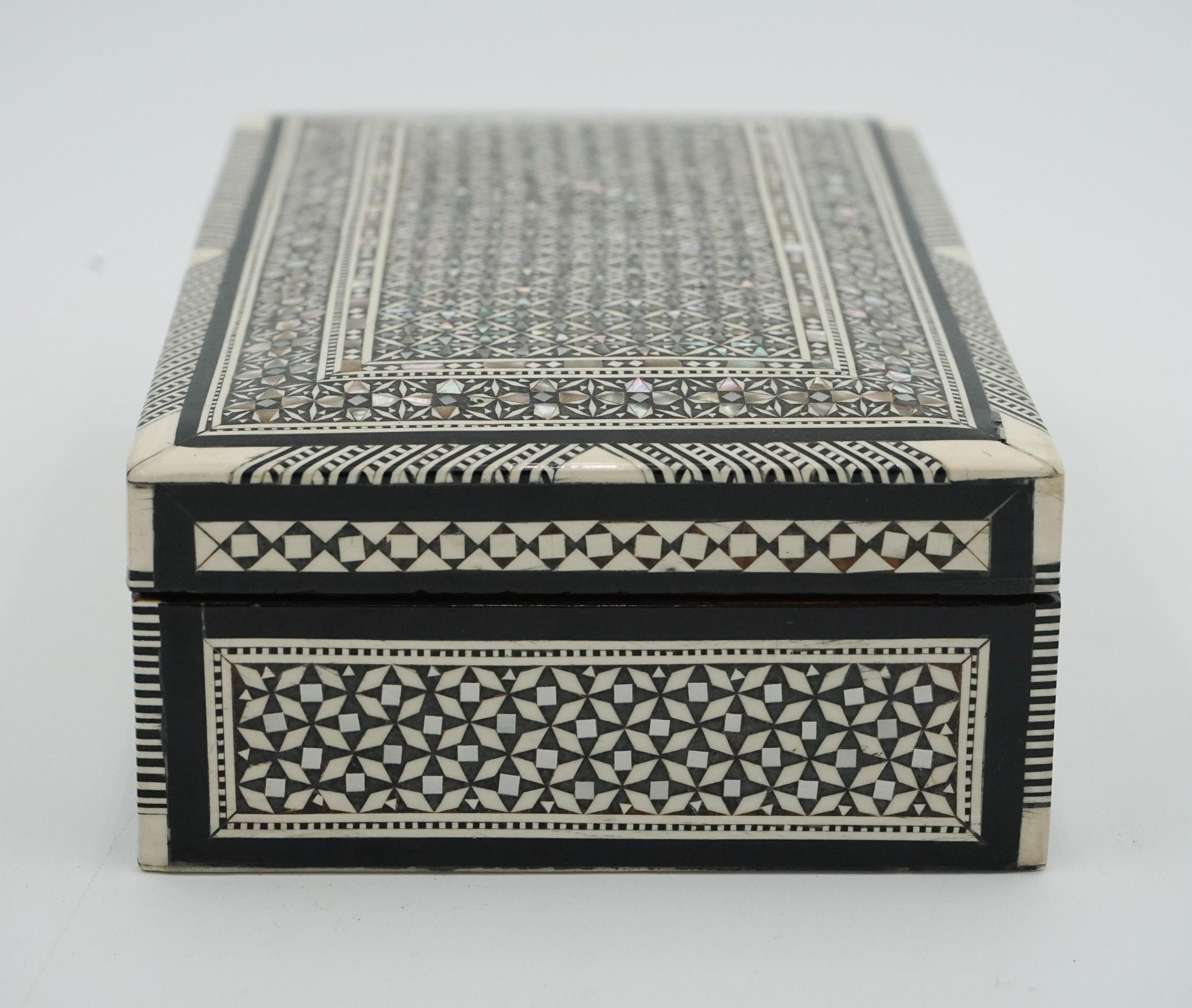 Hand-Crafted MOORISH MICRO MOSAIC INLAID MOTHER OF PEARL TRiNKET JEWELLERY STORAGE BOX For Sale