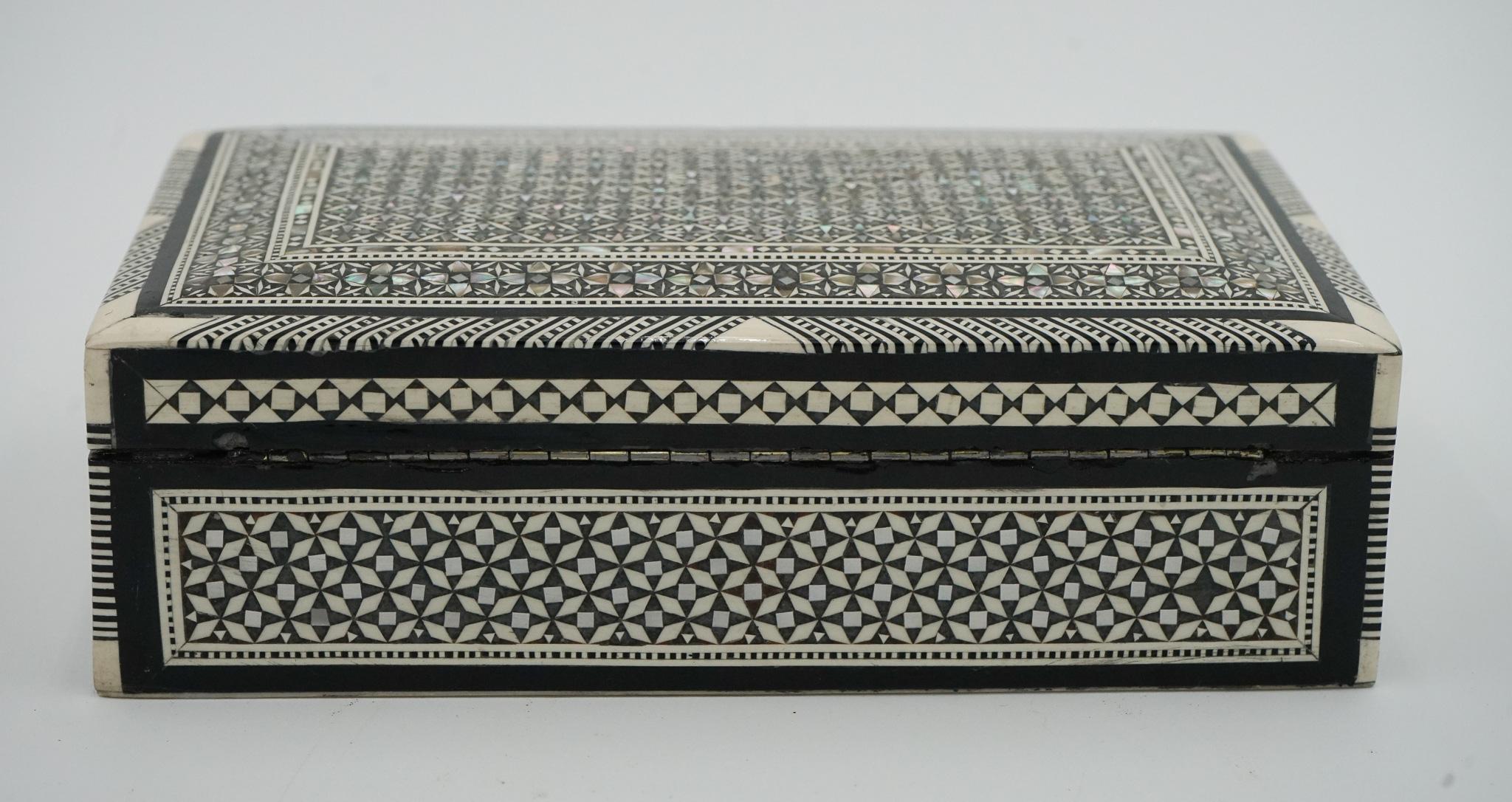 MOORISH MICRO MOSAIC INLAID MOTHER OF PEARL TRiNKET JEWELLERY STORAGE BOX In Good Condition For Sale In Pulborough, GB