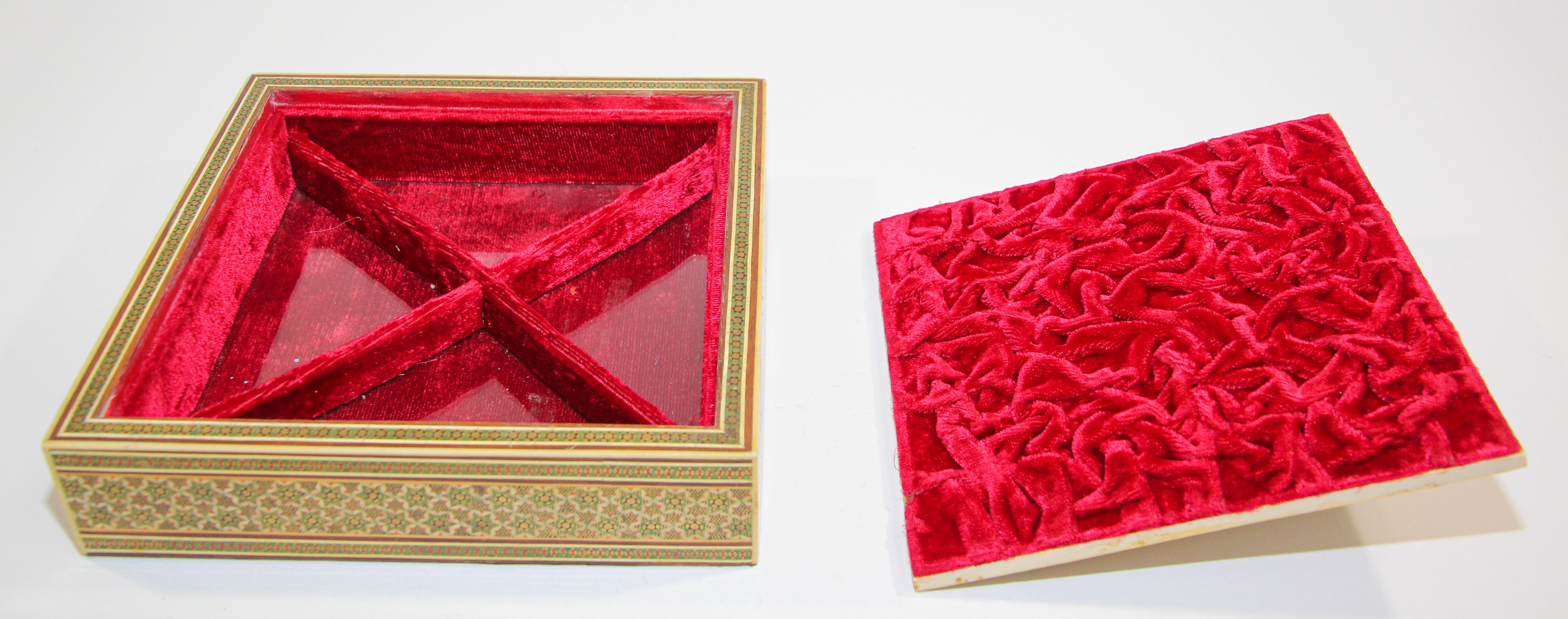 Agra Boîte à bijoux mauresque incrustée de micro-mosaïque en vente