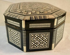 Boîte à bijoux octogonale décorative de style mauresque du Moyen-Orient, en laque noire avec incrustations de nacre