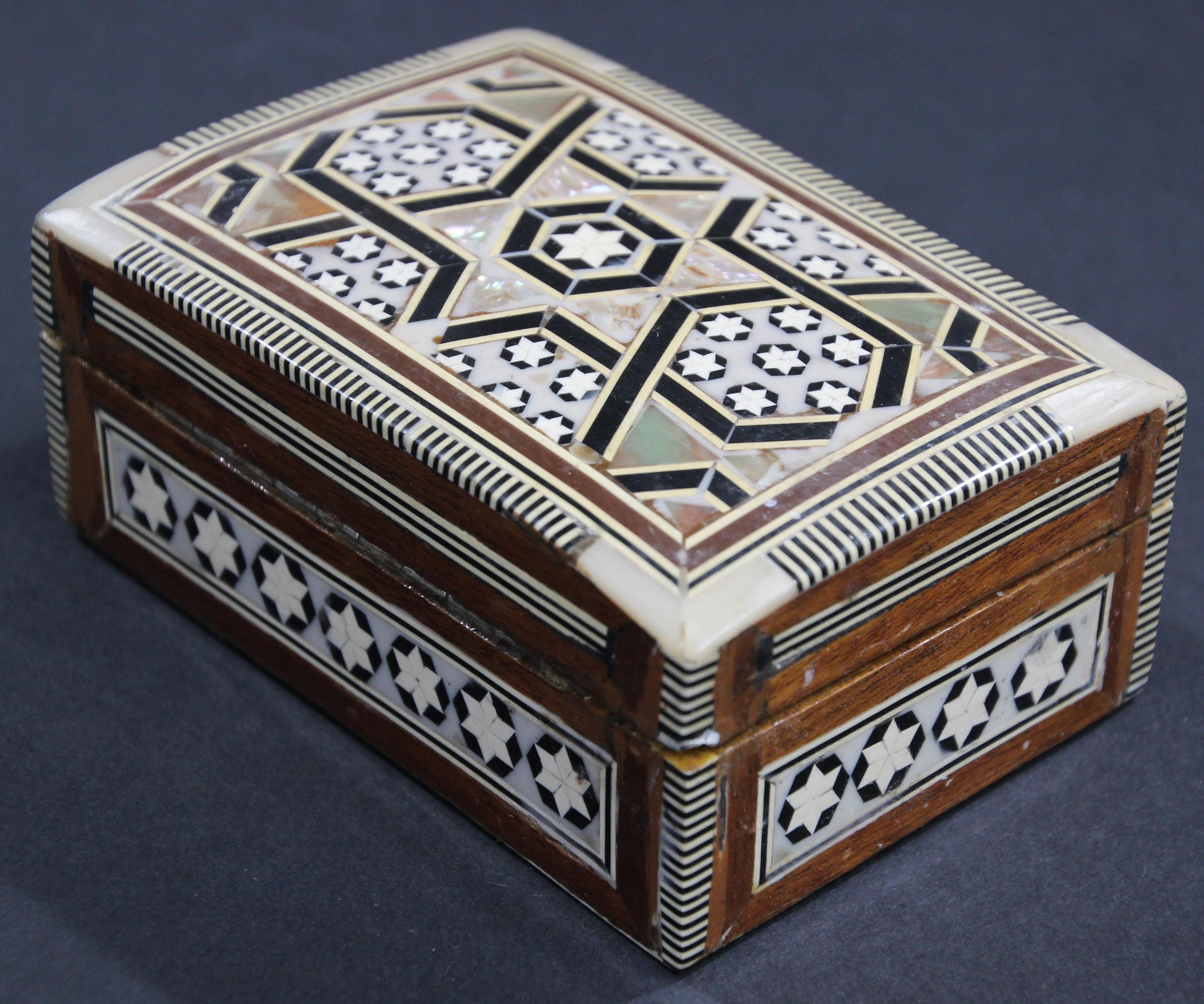 Boîte décorative en mosaïque mauresque du Moyen-Orient fabriquée à la main en vente 3
