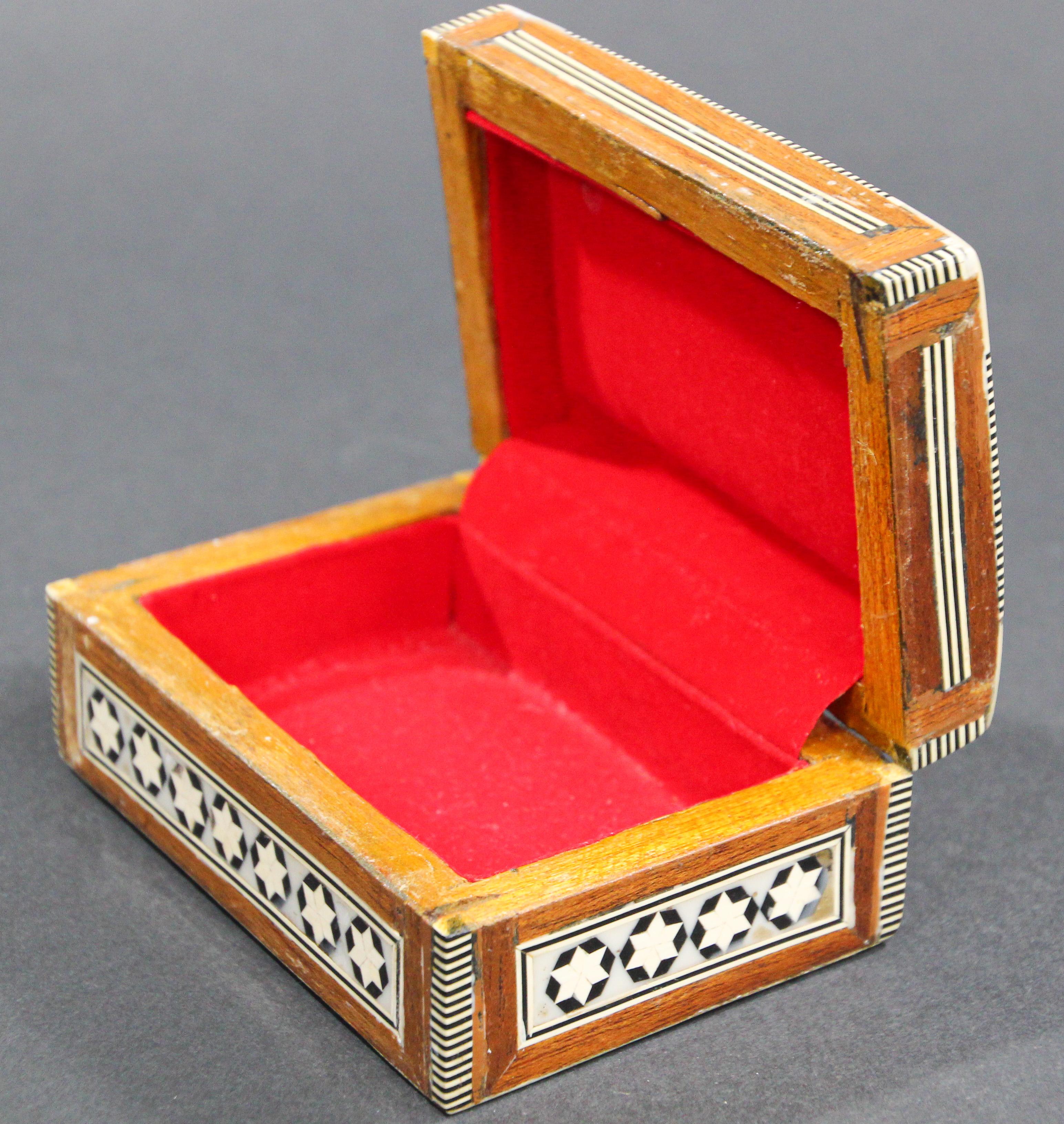 Boîte décorative en mosaïque mauresque du Moyen-Orient fabriquée à la main en vente 5