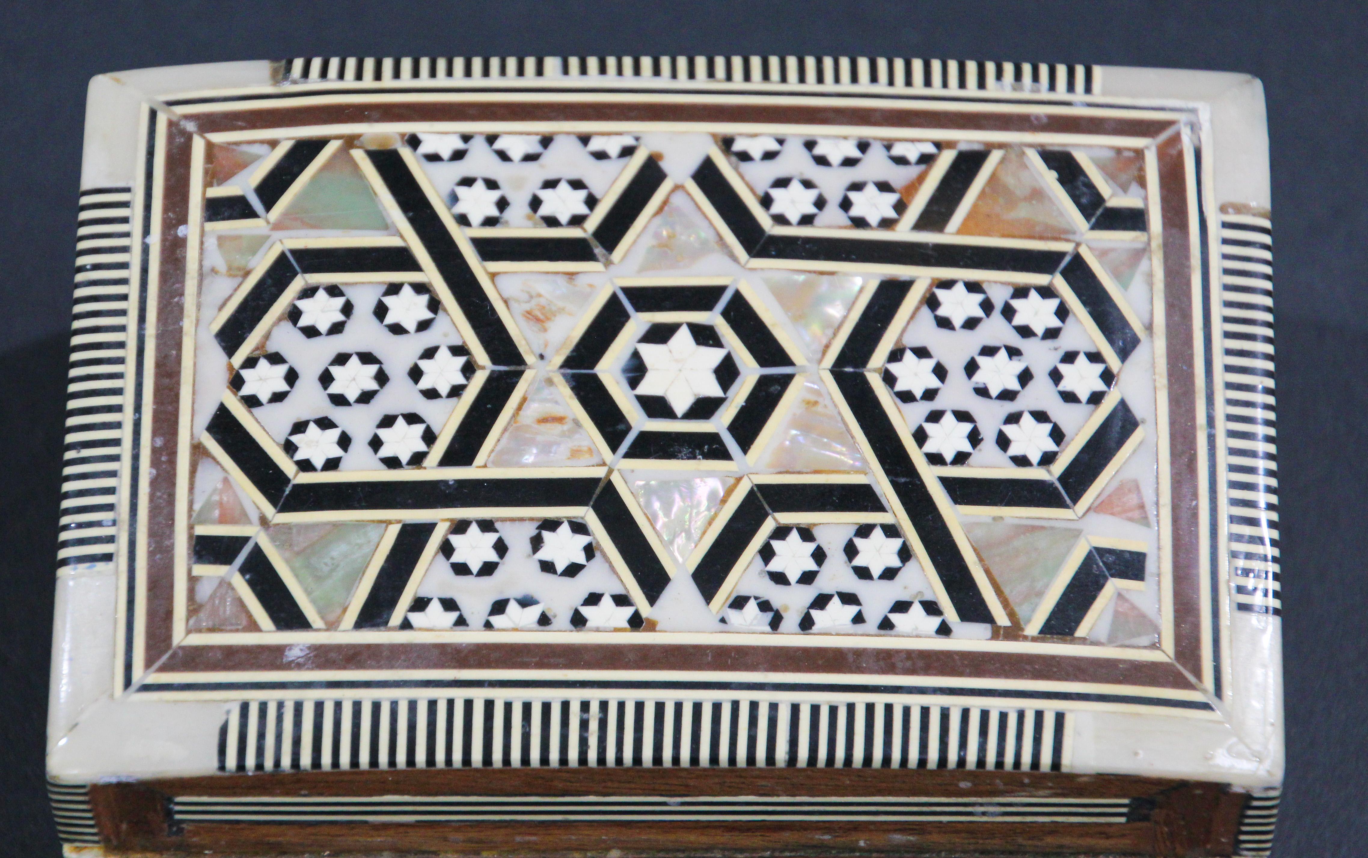 Libanais Boîte décorative en mosaïque mauresque du Moyen-Orient fabriquée à la main en vente