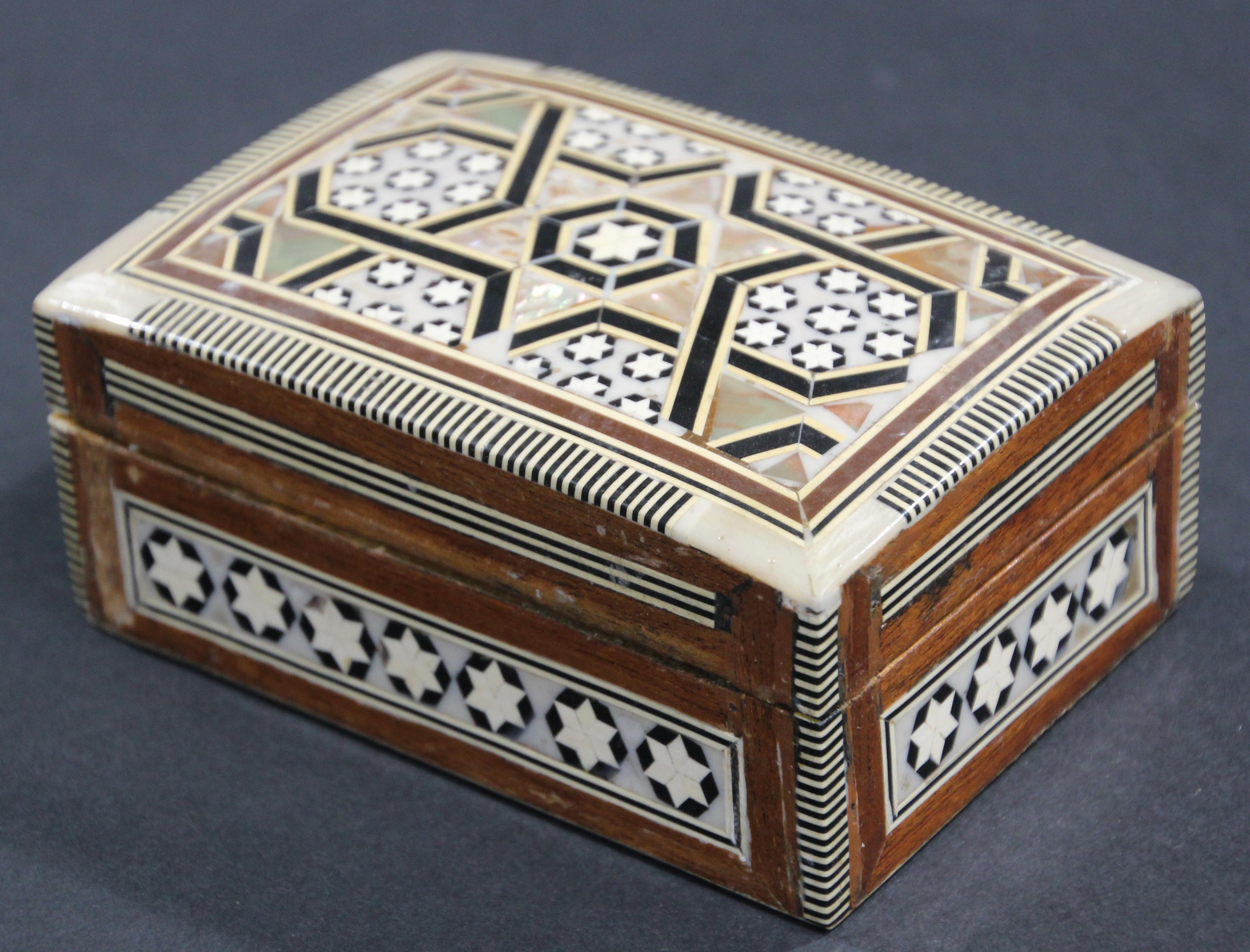 Incrusté Boîte décorative en mosaïque mauresque du Moyen-Orient fabriquée à la main en vente