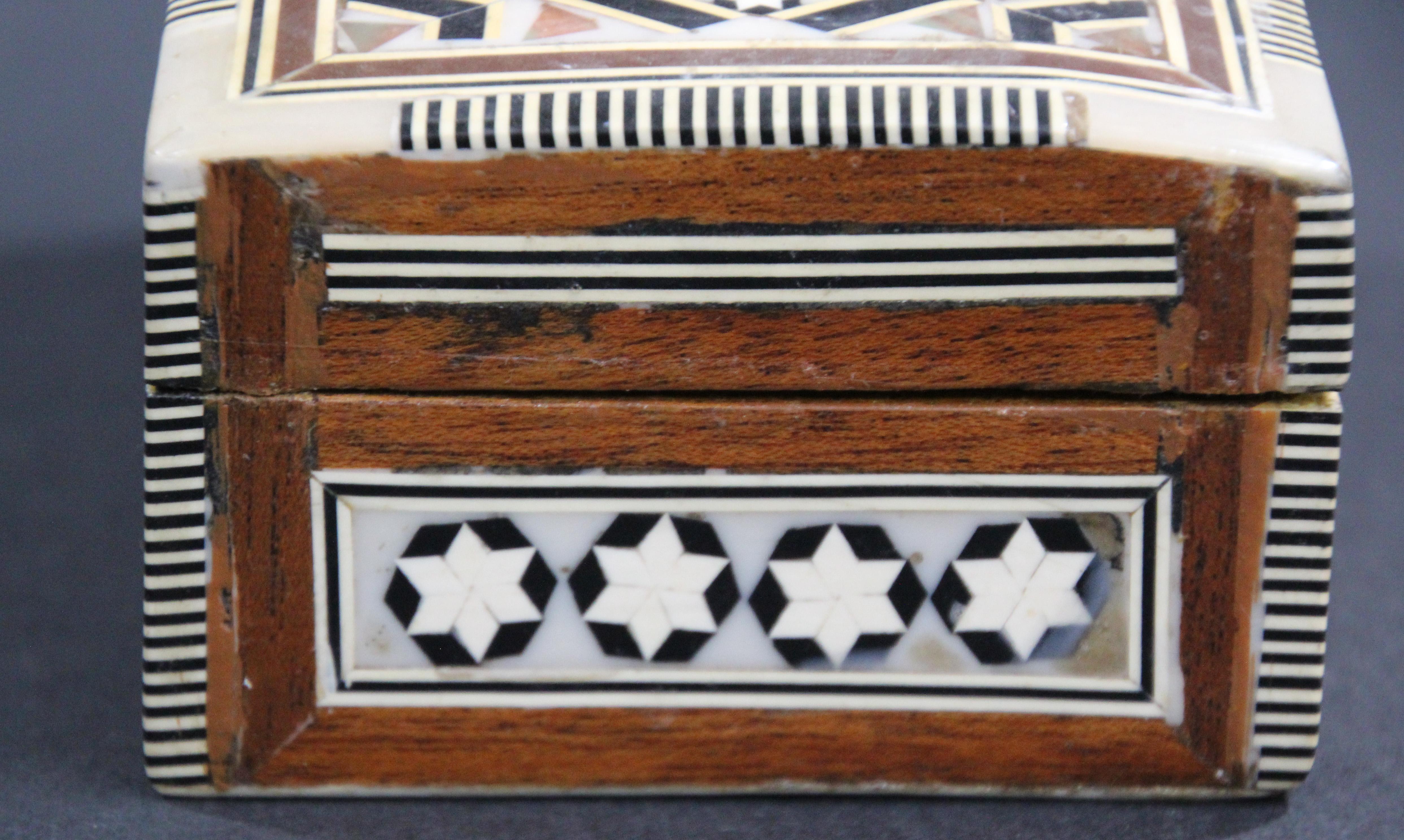 Boîte décorative en mosaïque mauresque du Moyen-Orient fabriquée à la main Bon état - En vente à North Hollywood, CA