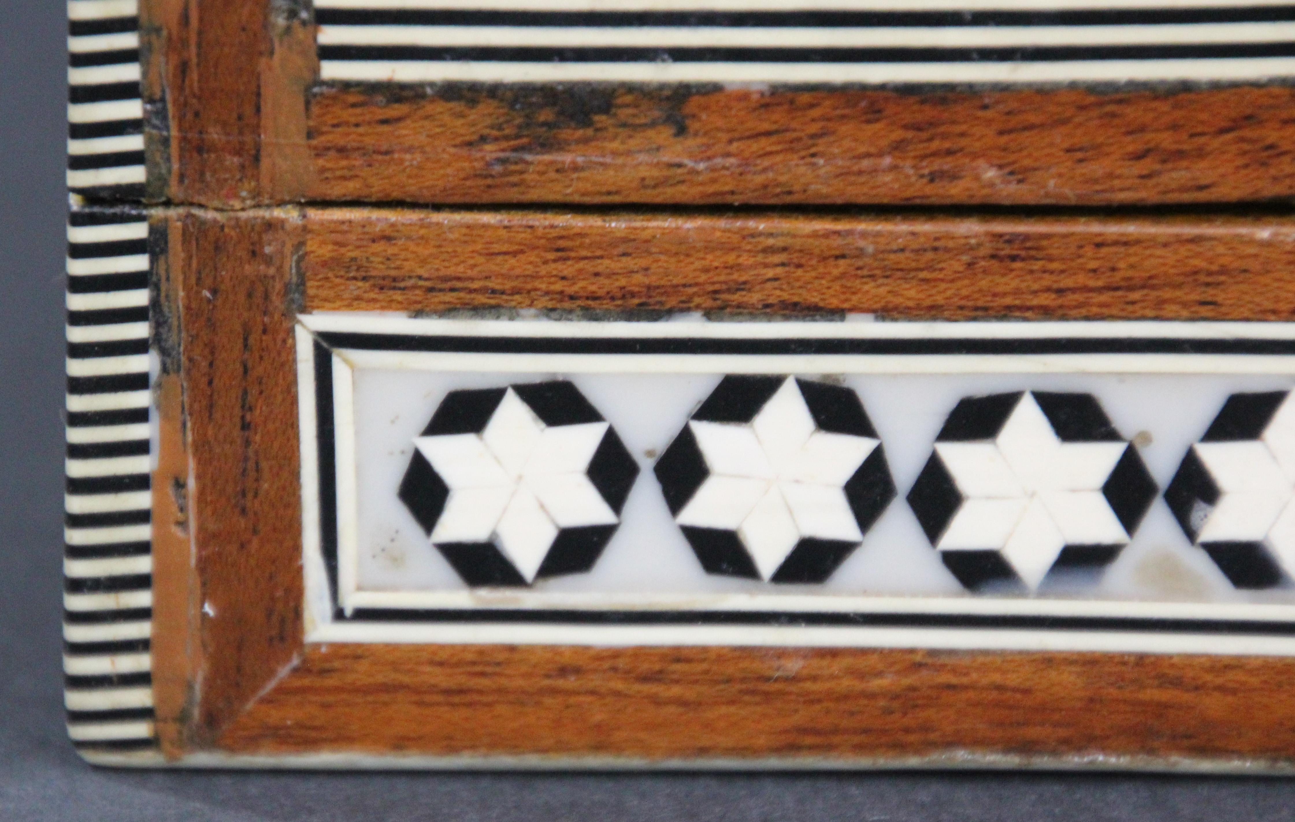 20ième siècle Boîte décorative en mosaïque mauresque du Moyen-Orient fabriquée à la main en vente