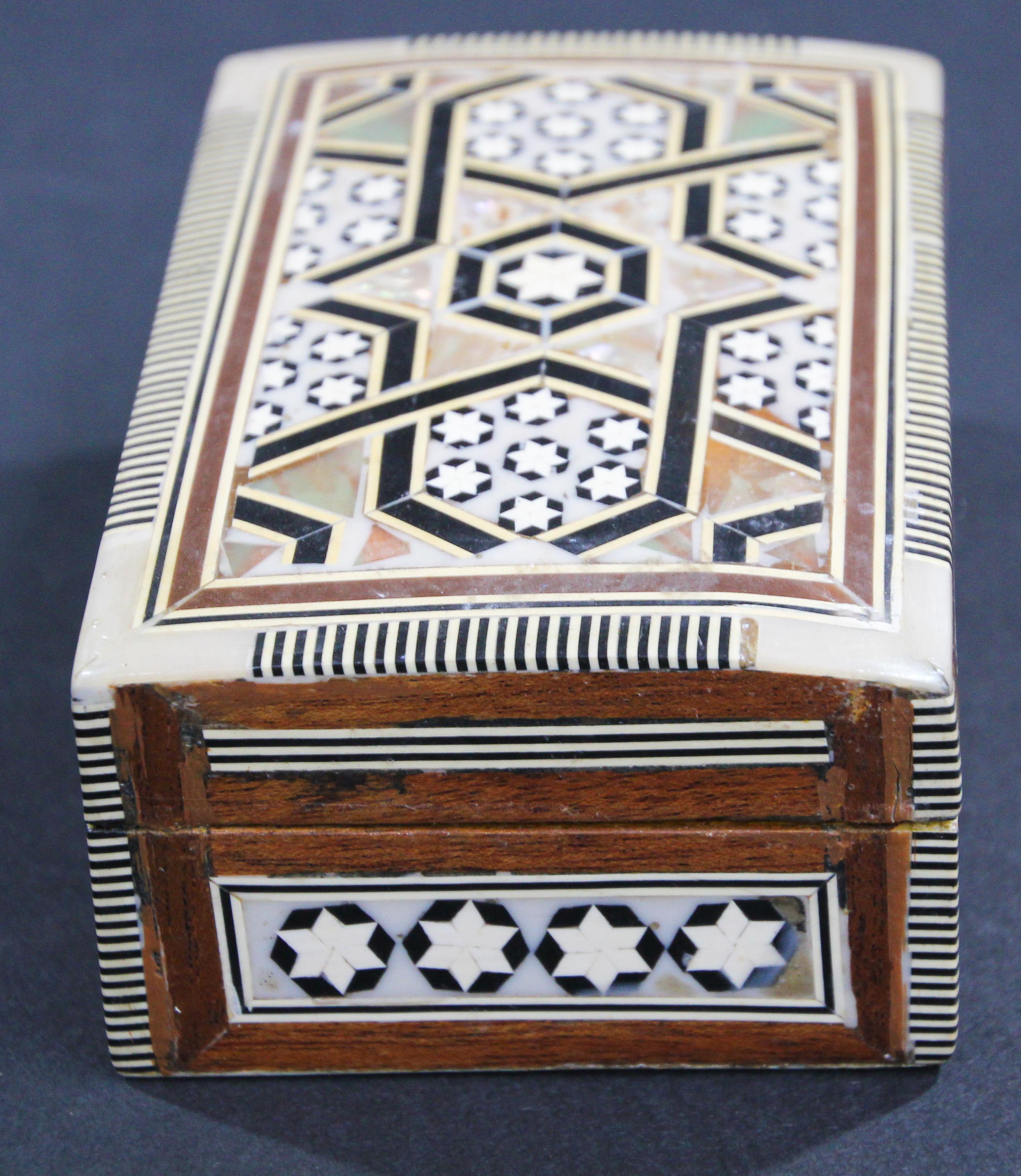 Coquillage Boîte décorative en mosaïque mauresque du Moyen-Orient fabriquée à la main en vente