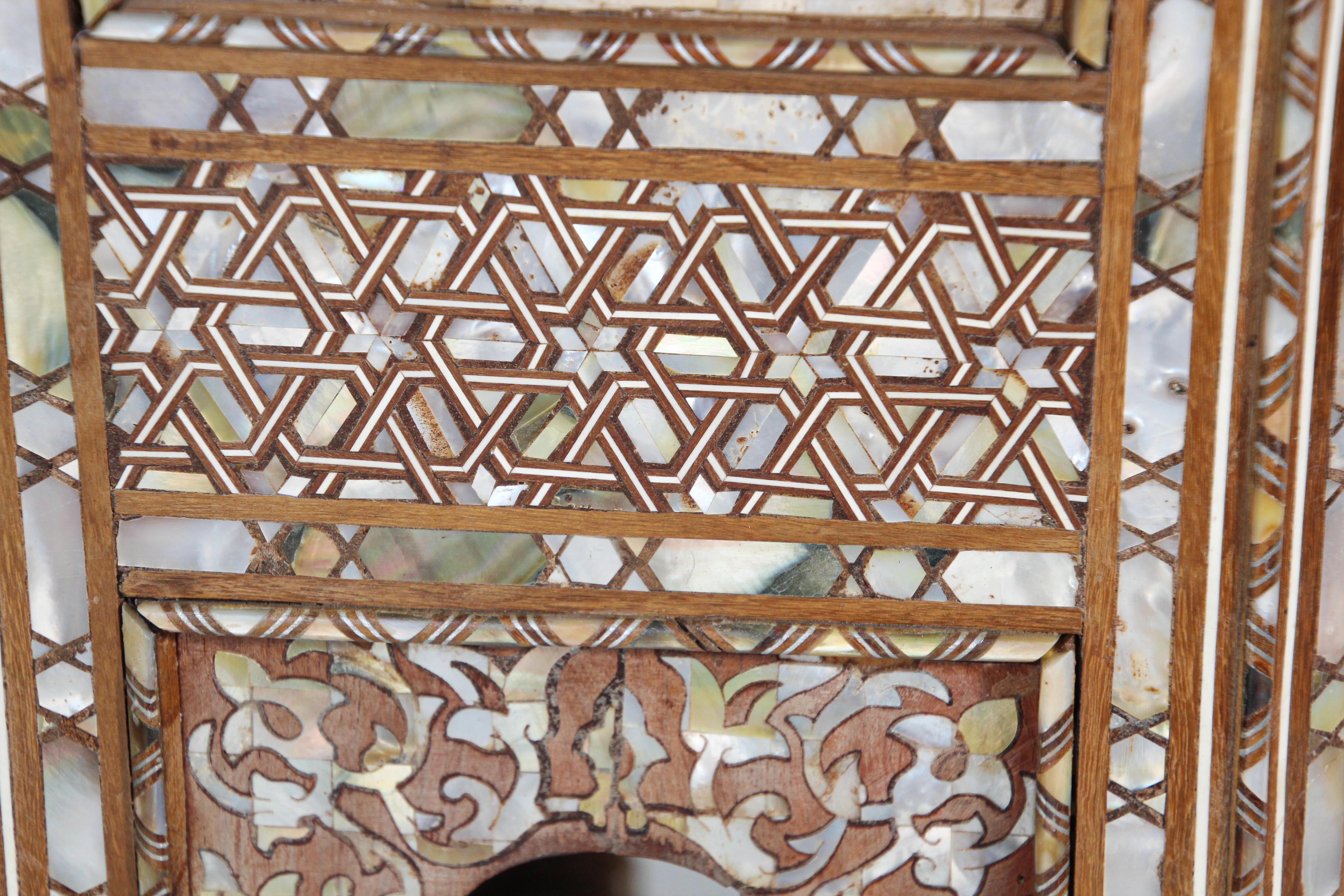 Moorish Middle Eastern Large Pedestal Tables Inlaid with Shell, 19th C. For Sale 3