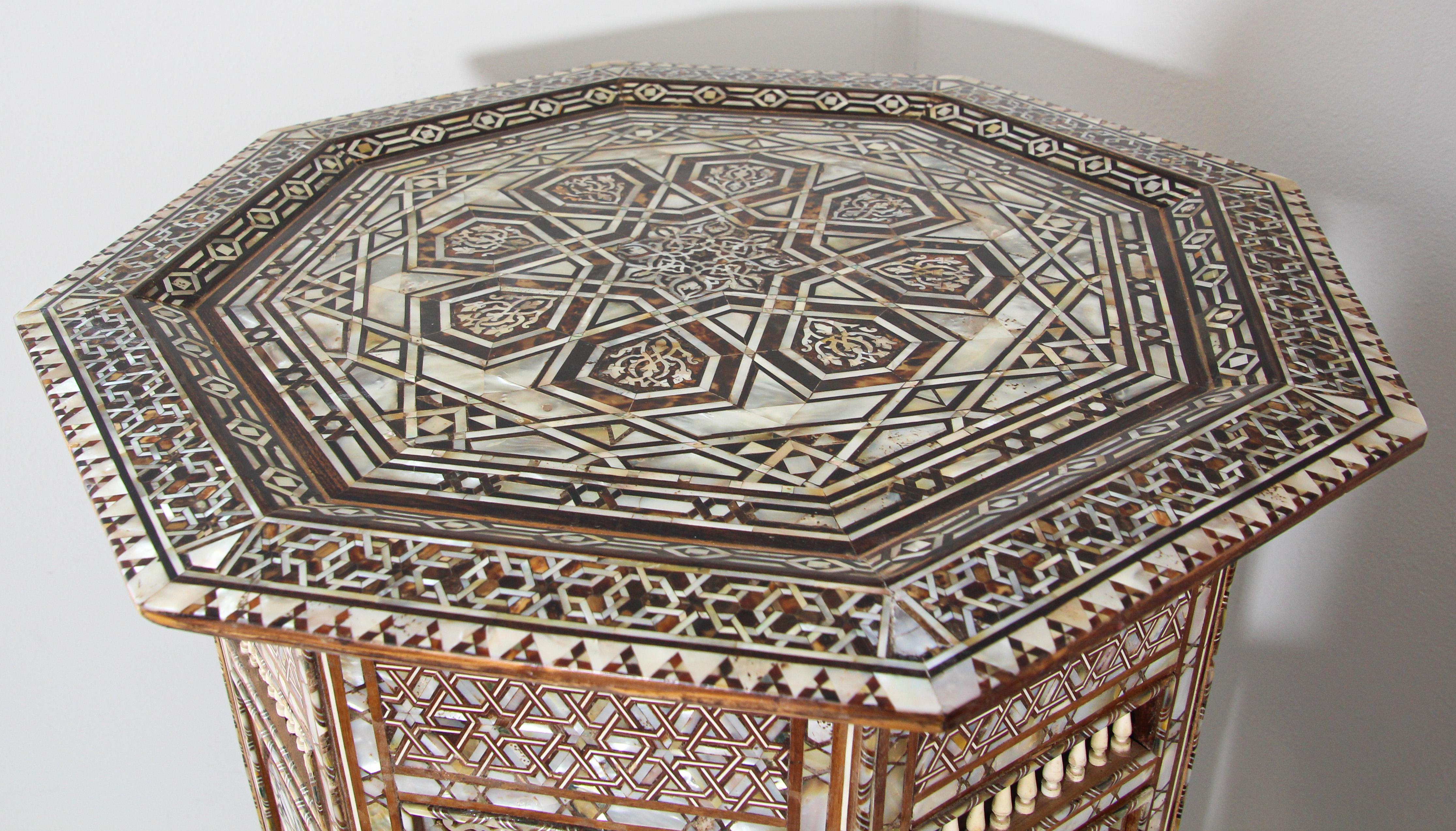 Moorish Middle Eastern Large Pedestal Tables Inlaid with Shell, 19th C. For Sale 4
