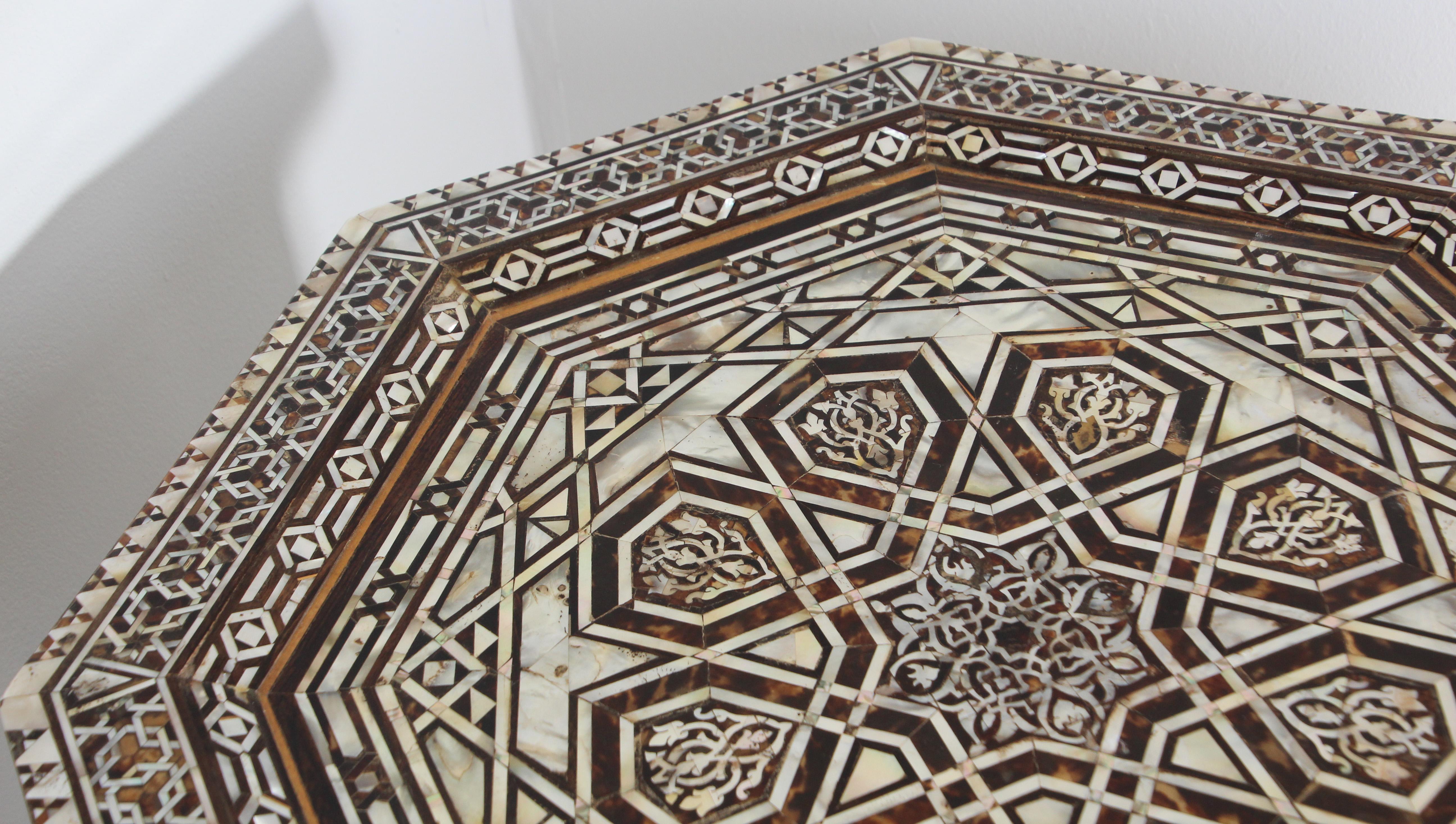 Große maurische Sockeltische aus dem Nahen Osten mit Intarsien aus Muscheln, 19. Jahrhundert im Angebot 11